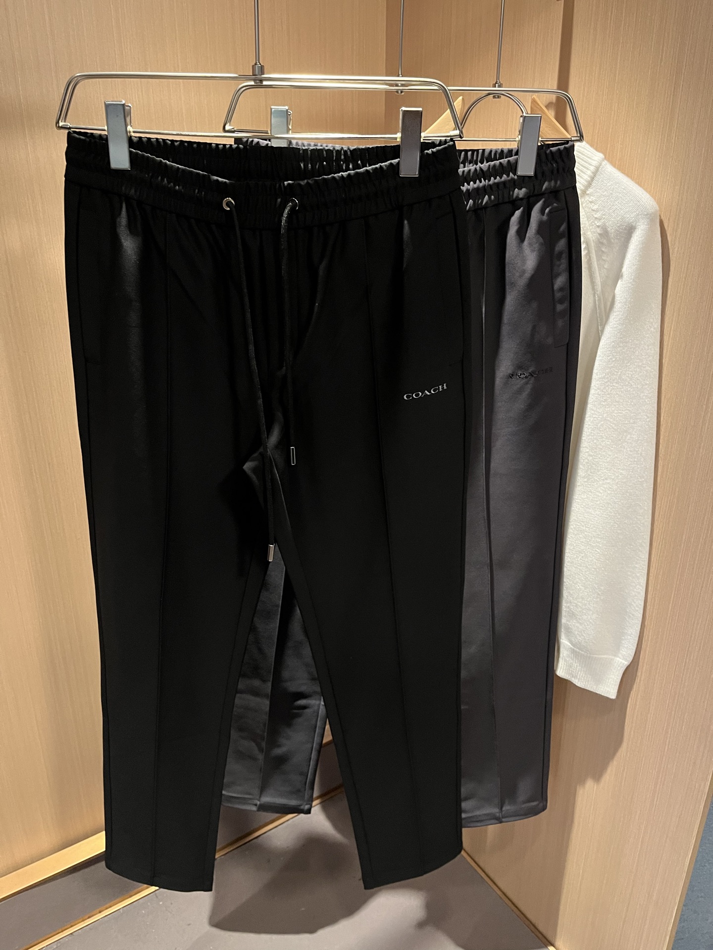 蔻驰 COACH 2025秋冬新款男士休闲裤，高端品质之选……一款松紧腰抽绳休闲卫裤兼备的百搭裤装，也是
