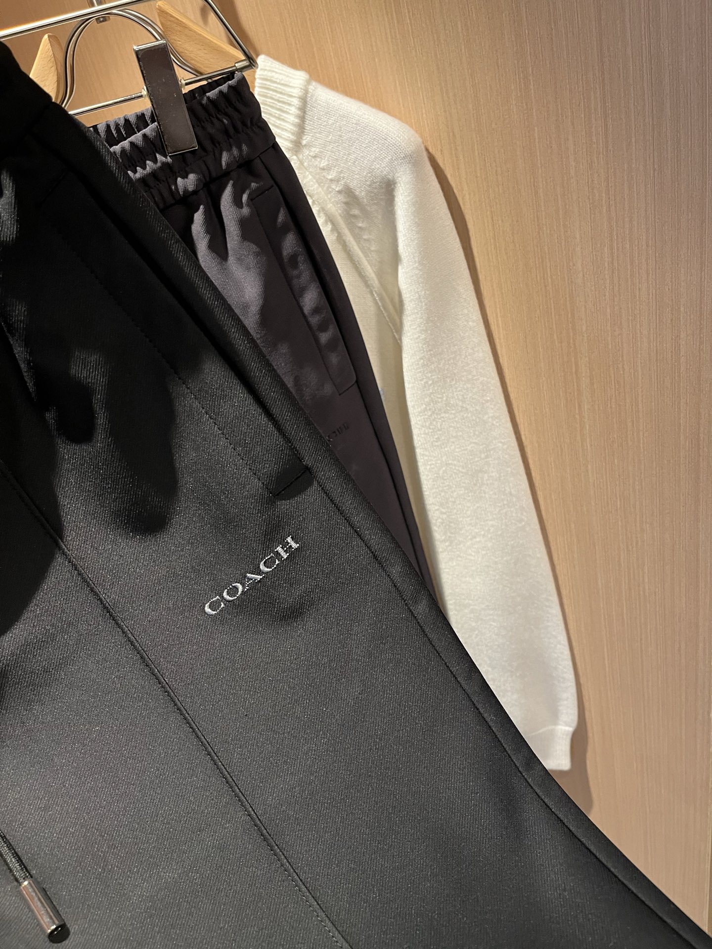 蔻驰 COACH 2025秋冬新款男士休闲裤，高端品质之选……一款松紧腰抽绳休闲卫裤兼备的百搭裤装，也是