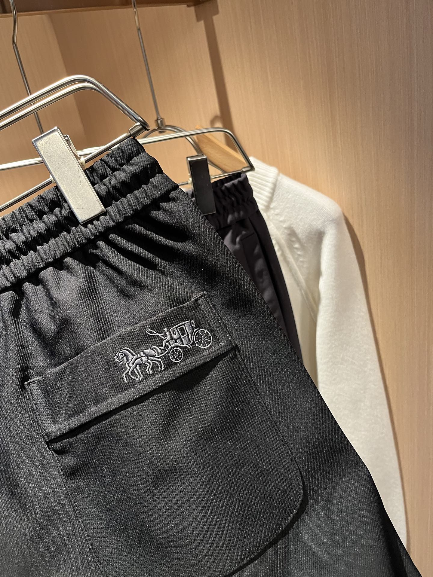 蔻驰 COACH 2025秋冬新款男士休闲裤，高端品质之选……一款松紧腰抽绳休闲卫裤兼备的百搭裤装，也是