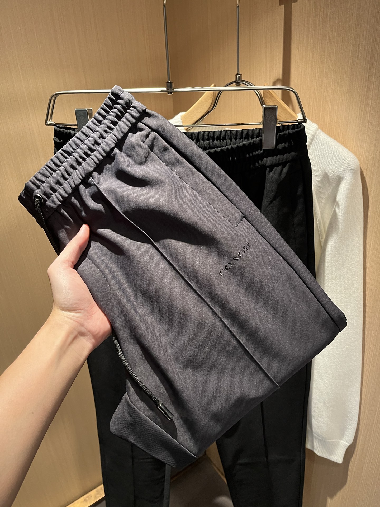 蔻驰 COACH 2025秋冬新款男士休闲裤，高端品质之选……一款松紧腰抽绳休闲卫裤兼备的百搭裤装，也是