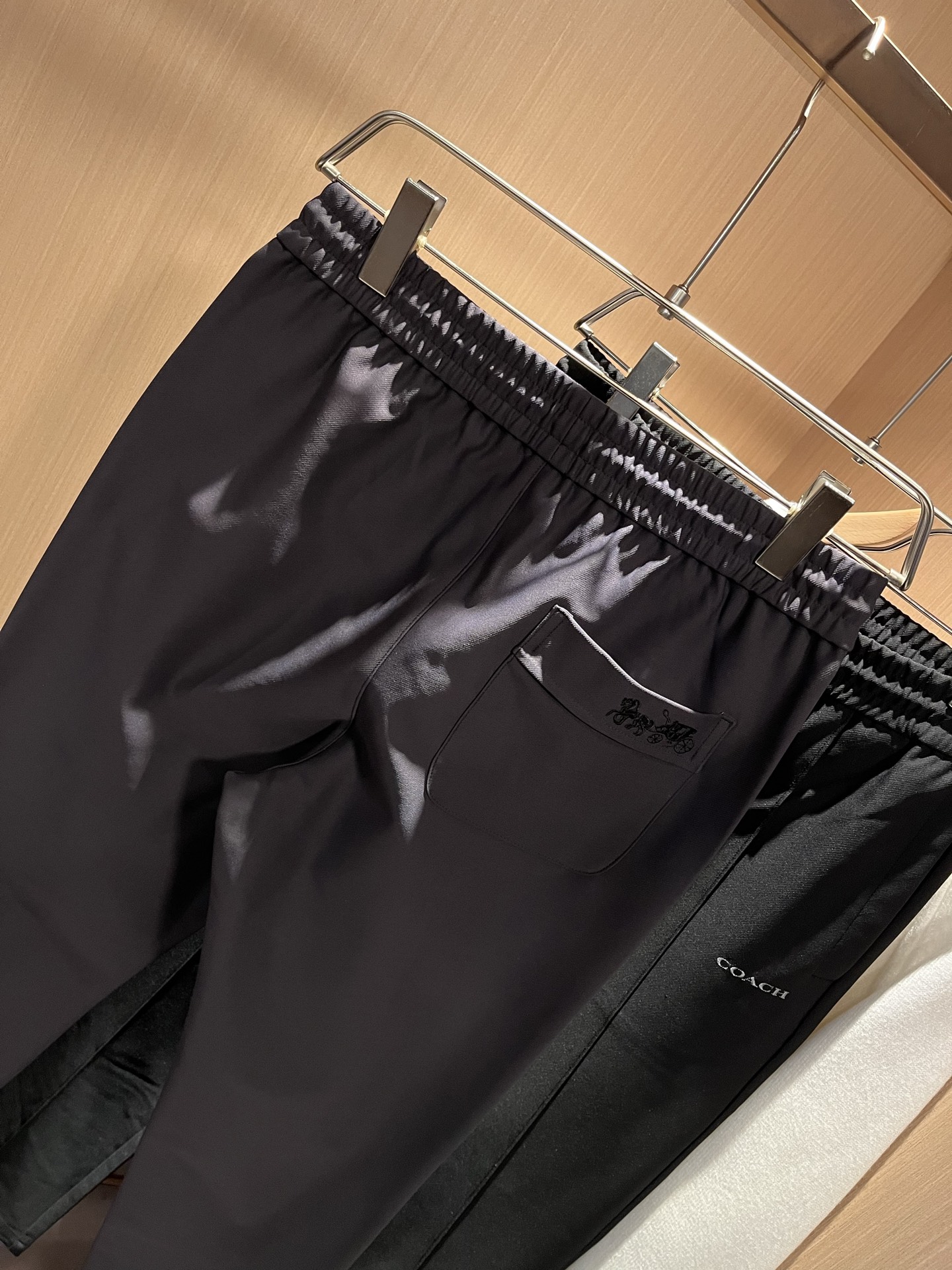 蔻驰 COACH 2025秋冬新款男士休闲裤，高端品质之选……一款松紧腰抽绳休闲卫裤兼备的百搭裤装，也是