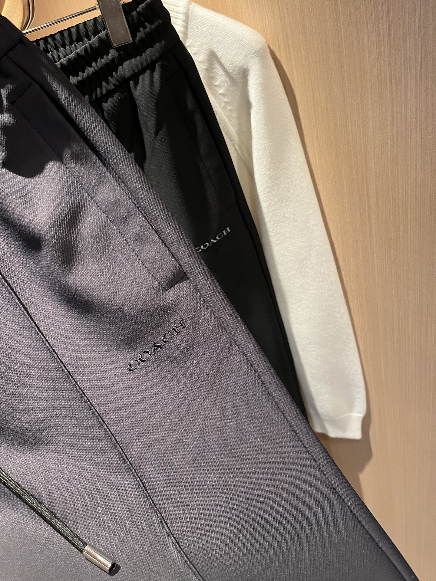 蔻驰 COACH 2025秋冬新款男士休闲裤，高端品质之选……一款松紧腰抽绳休闲卫裤兼备的百搭裤装，也是