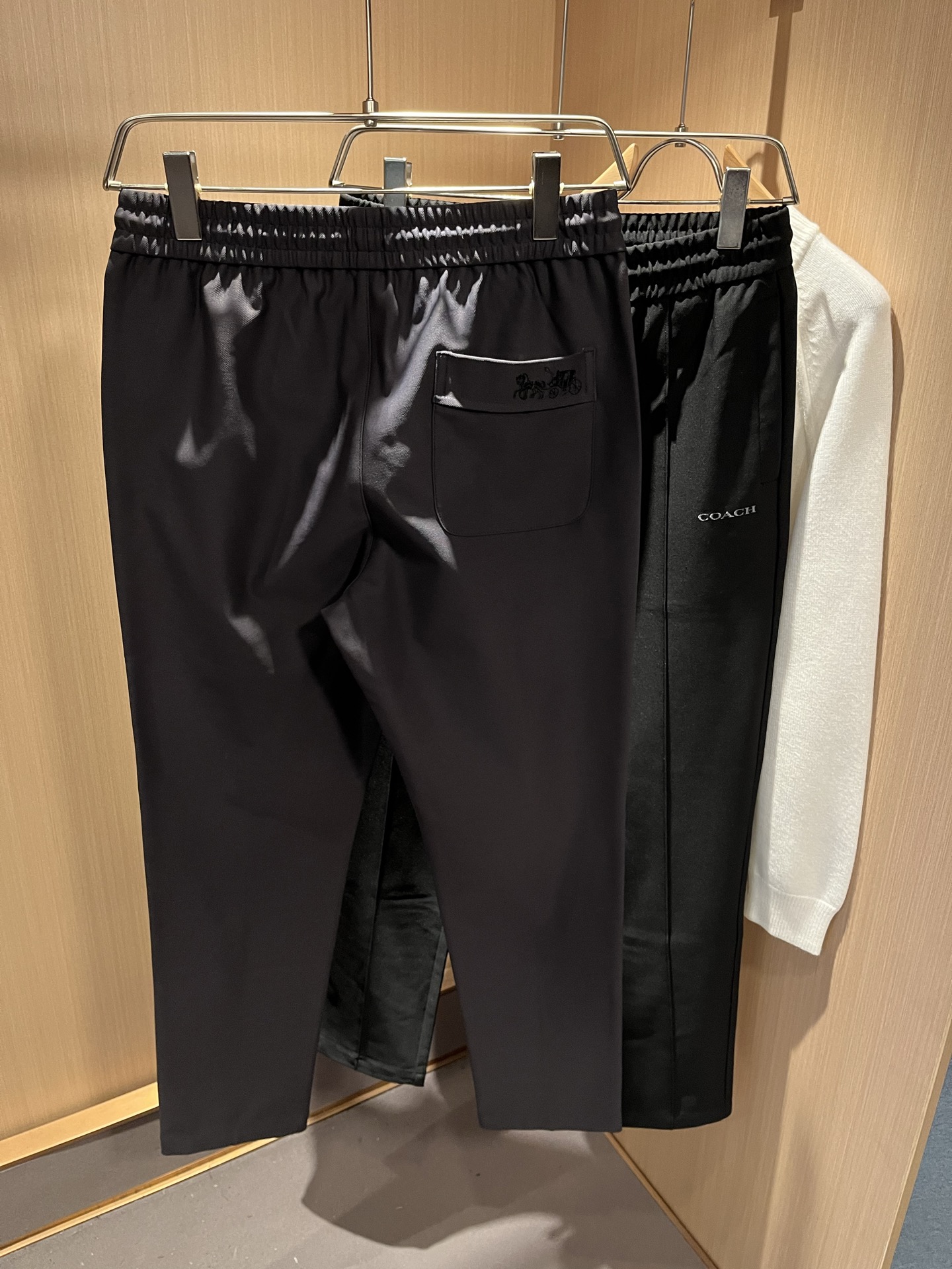 蔻驰 COACH 2025秋冬新款男士休闲裤，高端品质之选……一款松紧腰抽绳休闲卫裤兼备的百搭裤装，也是