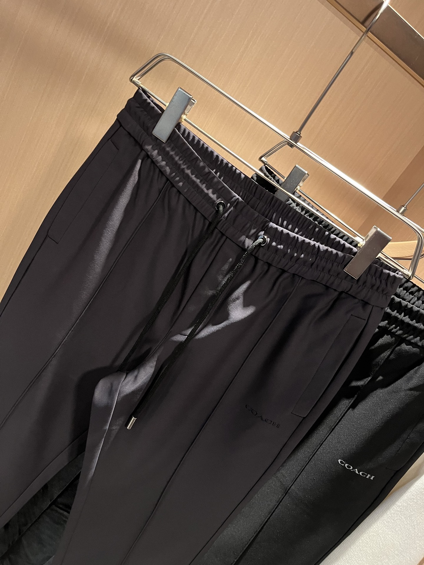 蔻驰 COACH 2025秋冬新款男士休闲裤，高端品质之选……一款松紧腰抽绳休闲卫裤兼备的百搭裤装，也是