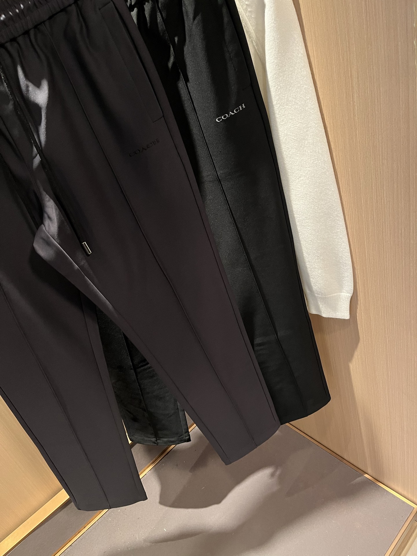 蔻驰 COACH 2025秋冬新款男士休闲裤，高端品质之选……一款松紧腰抽绳休闲卫裤兼备的百搭裤装，也是