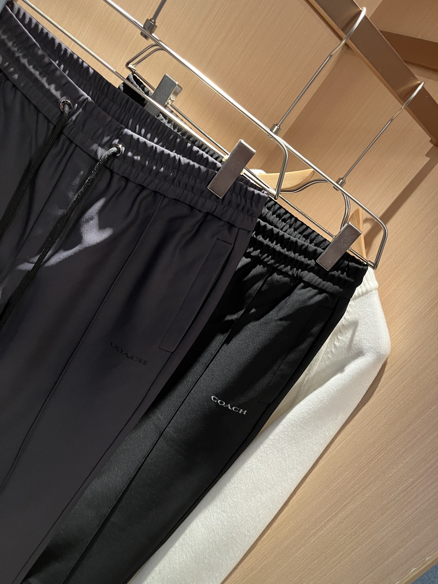 蔻驰 COACH 2025秋冬新款男士休闲裤，高端品质之选……一款松紧腰抽绳休闲卫裤兼备的百搭裤装，也是
