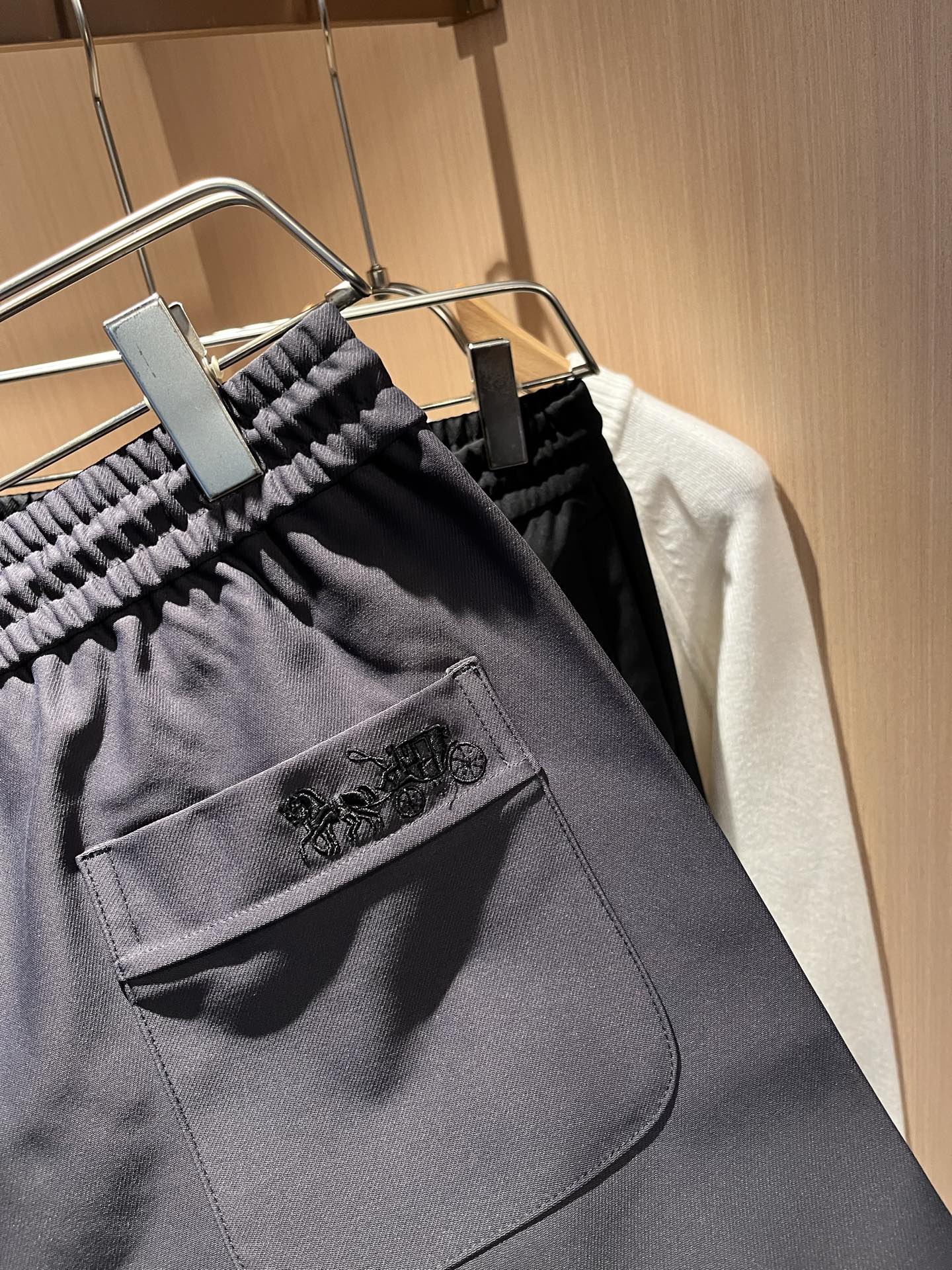 蔻驰 COACH 2025秋冬新款男士休闲裤，高端品质之选……一款松紧腰抽绳休闲卫裤兼备的百搭裤装，也是