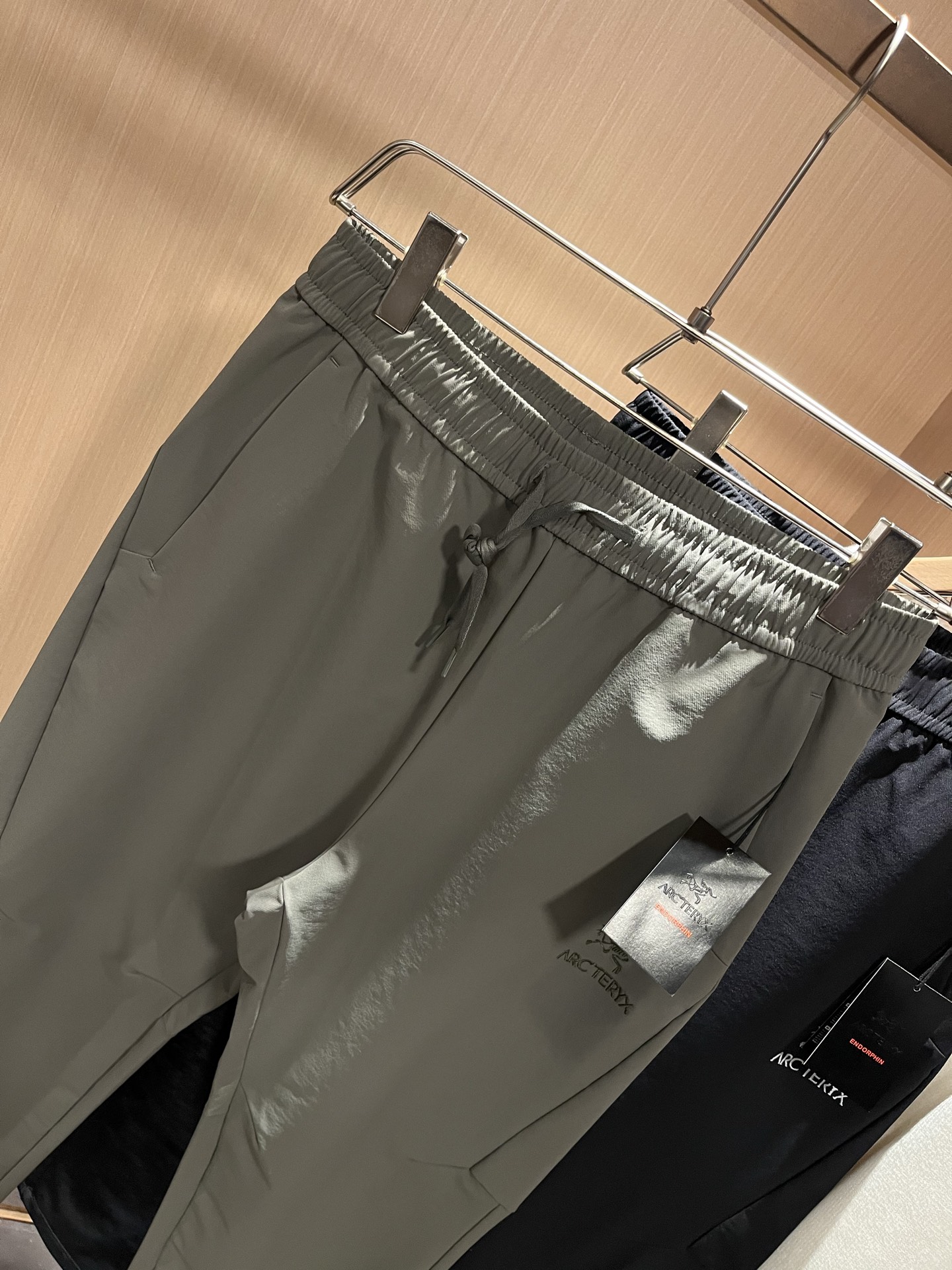 ARCTER*X始*祖鸟 2025秋冬新款休闲运动风格休闲裤，户外品牌可能大家第一想到的就是加拿大鹅、始