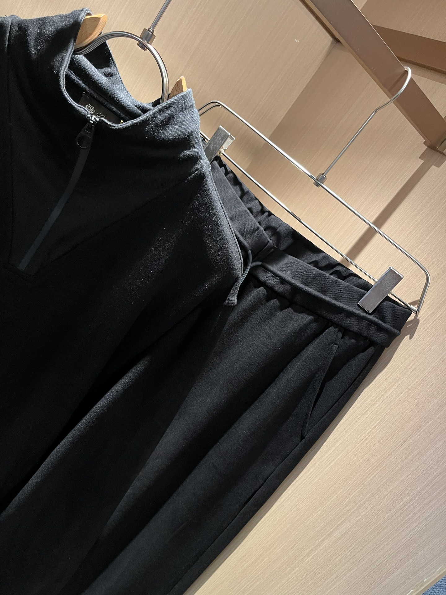 Loro Piana诺悠翩雅 2025秋冬男士套装，最新的贸易订单全品相！！网红款！上身舒适透气，不僵硬