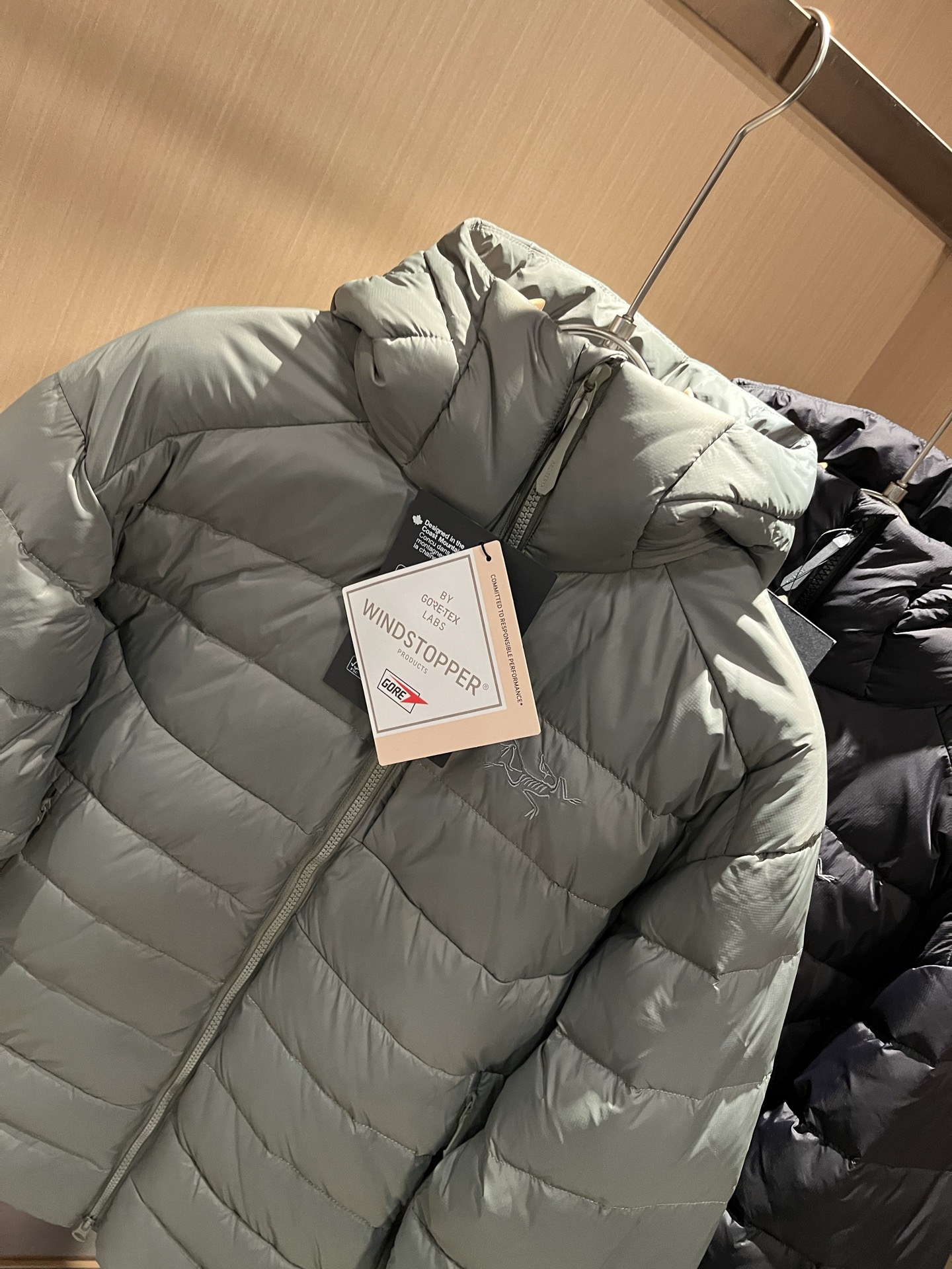 ARCTER*X始*祖鸟 2025秋冬新款羽绒夹克外套，户外品牌可能大家第一想到的就是加拿大鹅、始祖鸟。