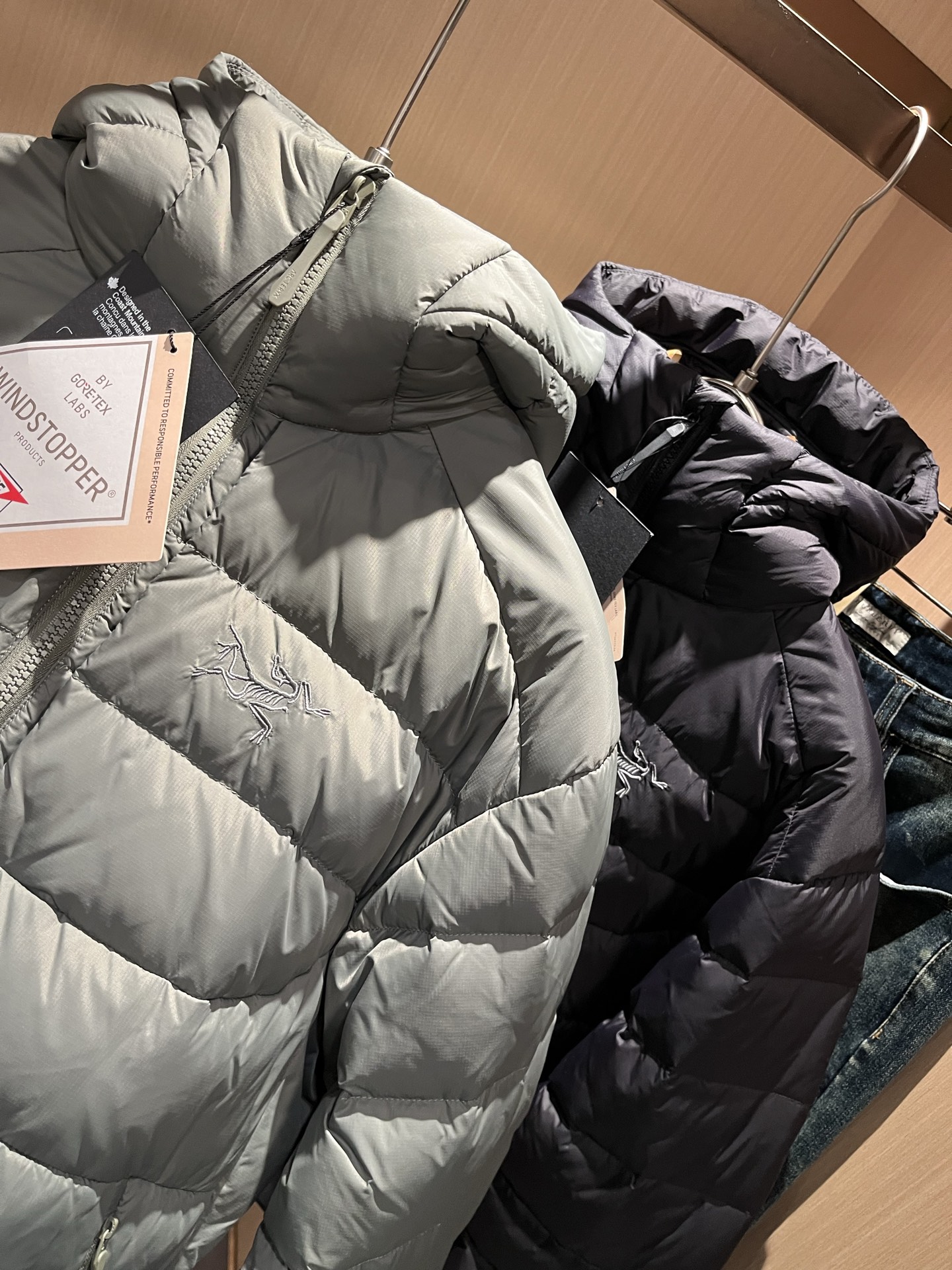 ARCTER*X始*祖鸟 2025秋冬新款羽绒夹克外套，户外品牌可能大家第一想到的就是加拿大鹅、始祖鸟。