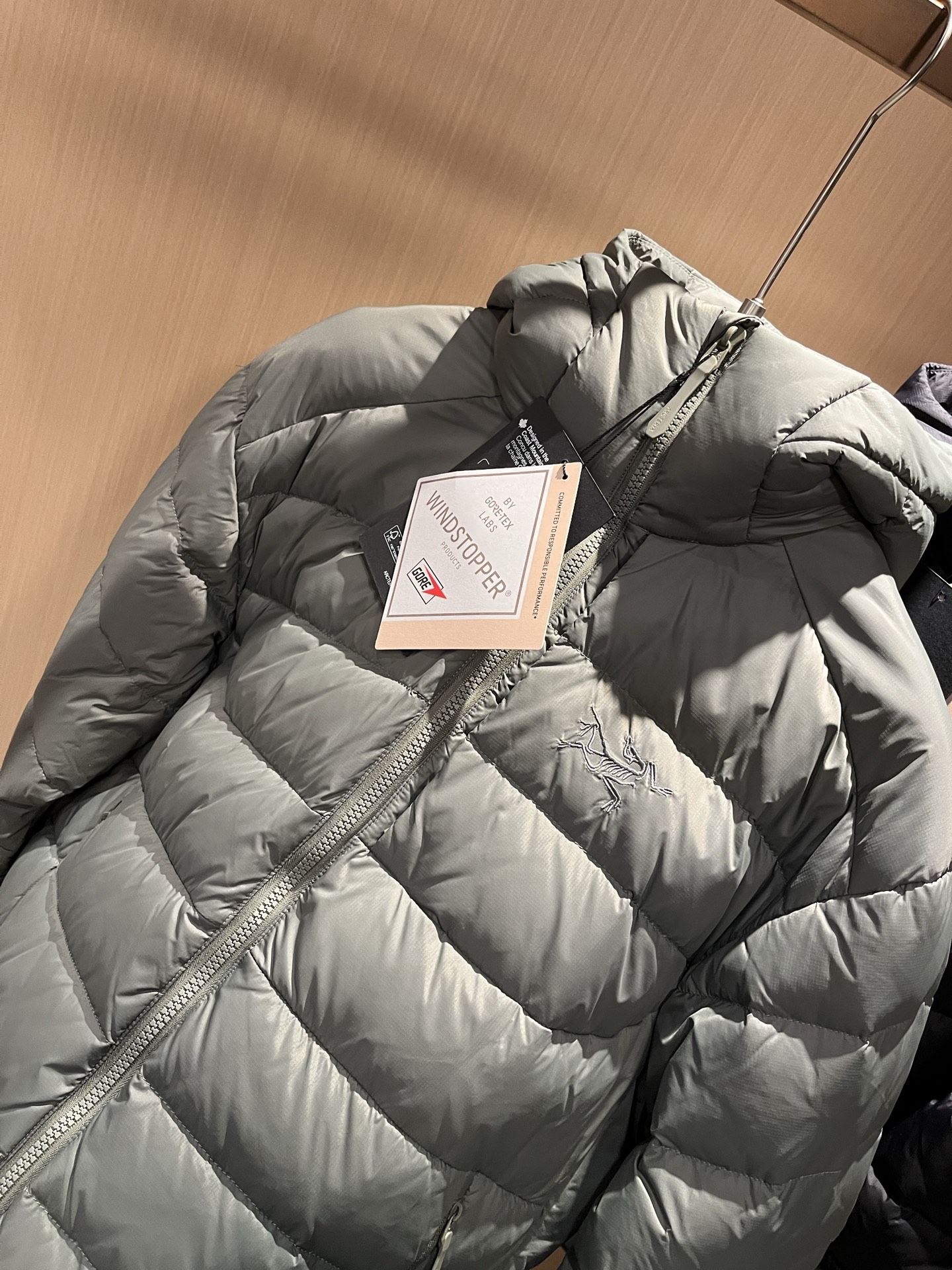 ARCTER*X始*祖鸟 2025秋冬新款羽绒夹克外套，户外品牌可能大家第一想到的就是加拿大鹅、始祖鸟。