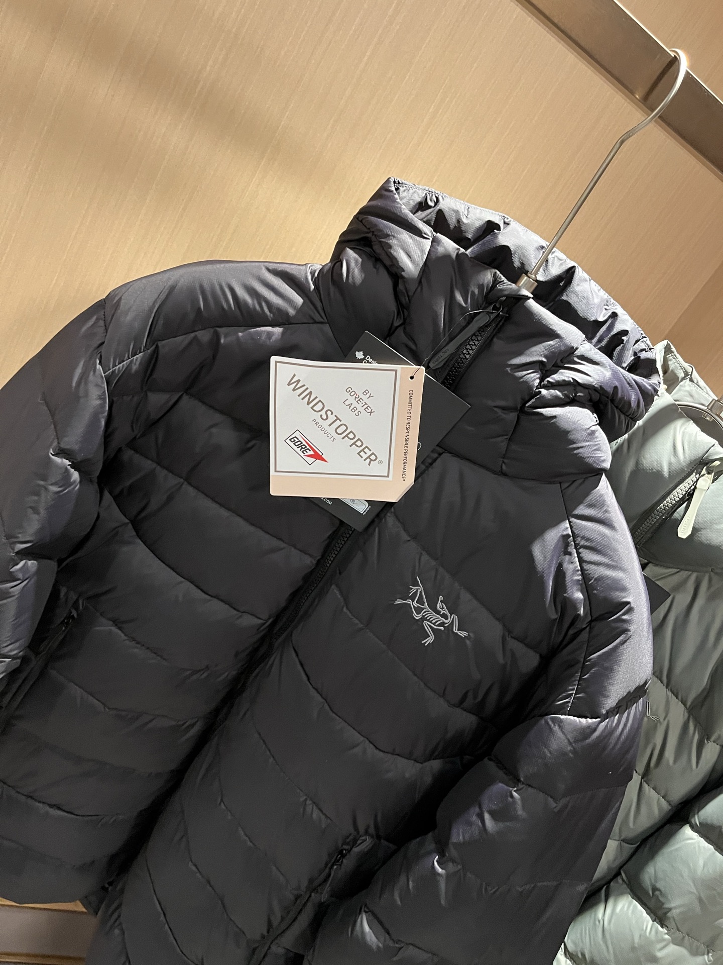 ARCTER*X始*祖鸟 2025秋冬新款羽绒夹克外套，户外品牌可能大家第一想到的就是加拿大鹅、始祖鸟。