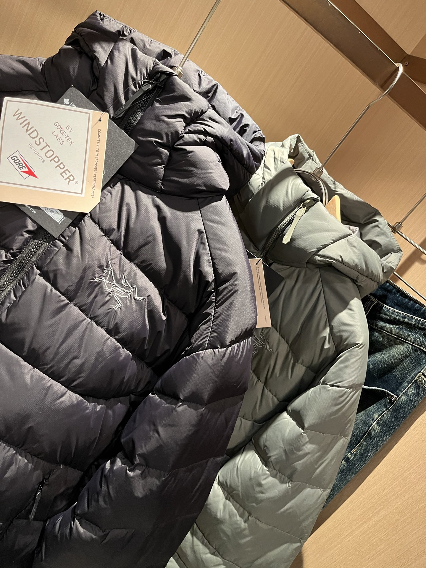 ARCTER*X始*祖鸟 2025秋冬新款羽绒夹克外套，户外品牌可能大家第一想到的就是加拿大鹅、始祖鸟。