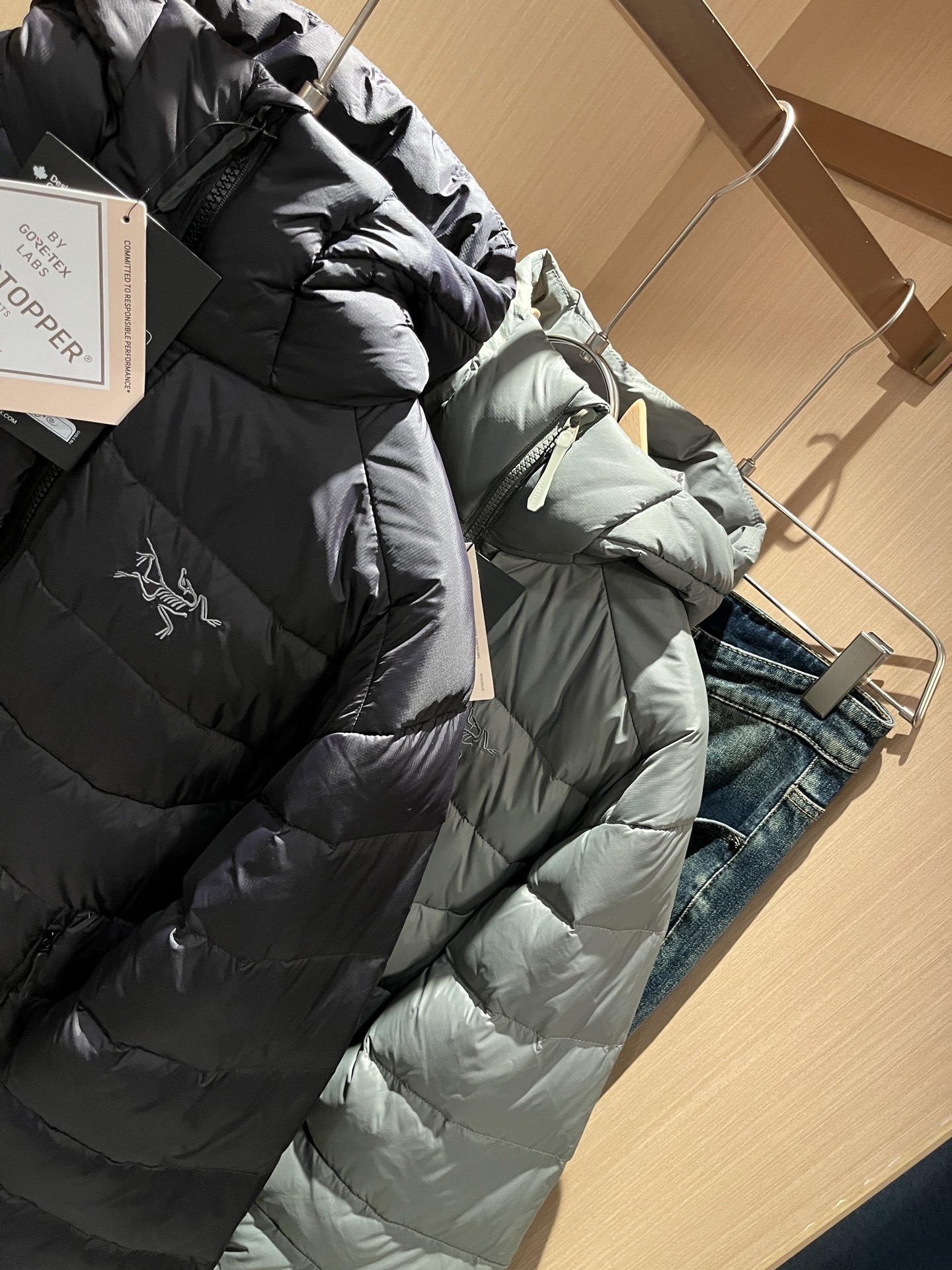 ARCTER*X始*祖鸟 2025秋冬新款羽绒夹克外套，户外品牌可能大家第一想到的就是加拿大鹅、始祖鸟。