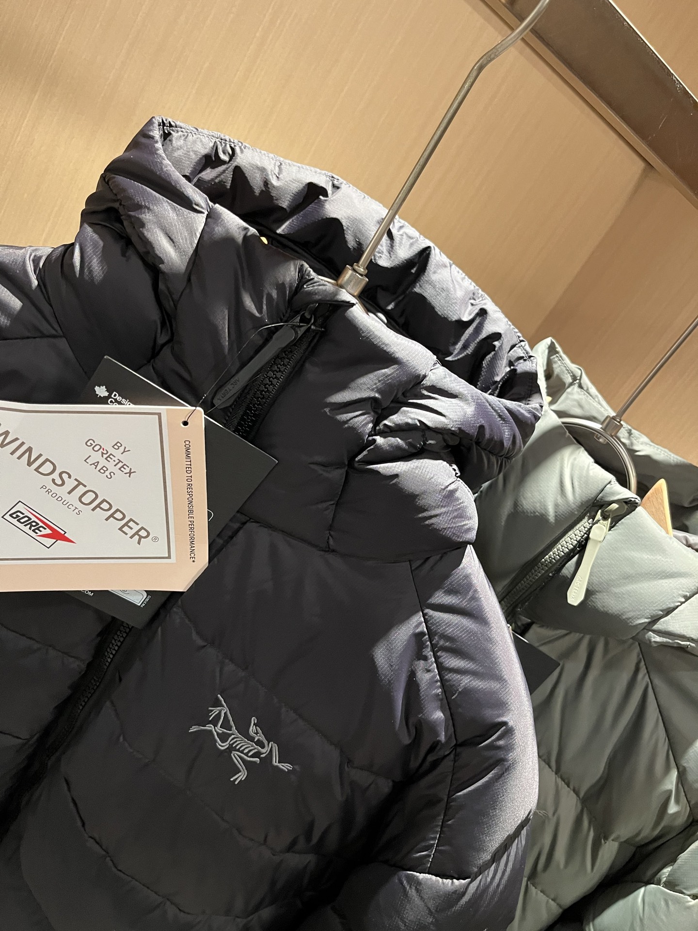 ARCTER*X始*祖鸟 2025秋冬新款羽绒夹克外套，户外品牌可能大家第一想到的就是加拿大鹅、始祖鸟。