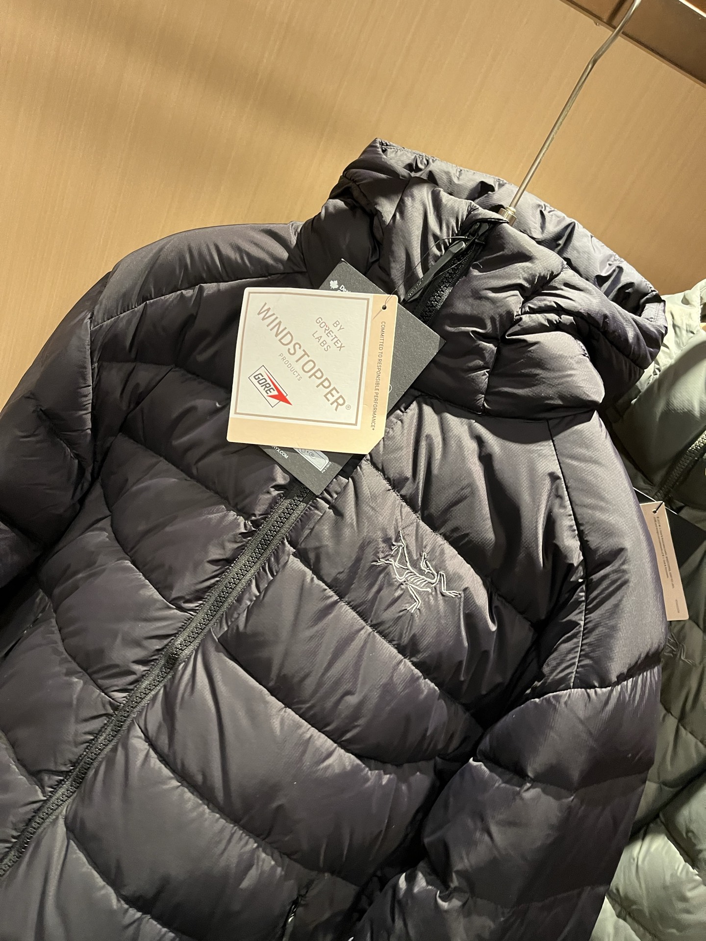 ARCTER*X始*祖鸟 2025秋冬新款羽绒夹克外套，户外品牌可能大家第一想到的就是加拿大鹅、始祖鸟。