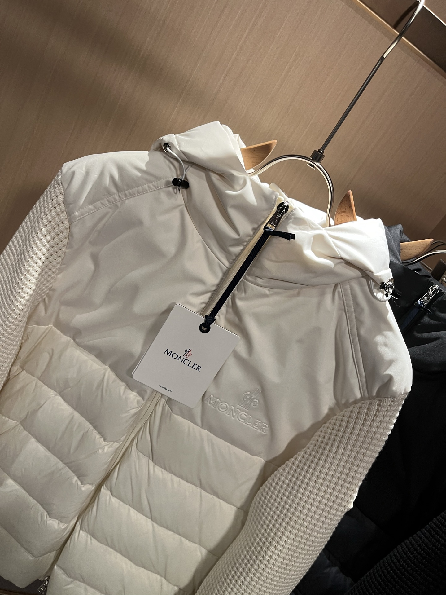 Monc*ler蒙*口 2025秋冬经典羽绒针织拼接夹克外套，都市时尚休闲款！面料超软面料帅酷爆款夹克外