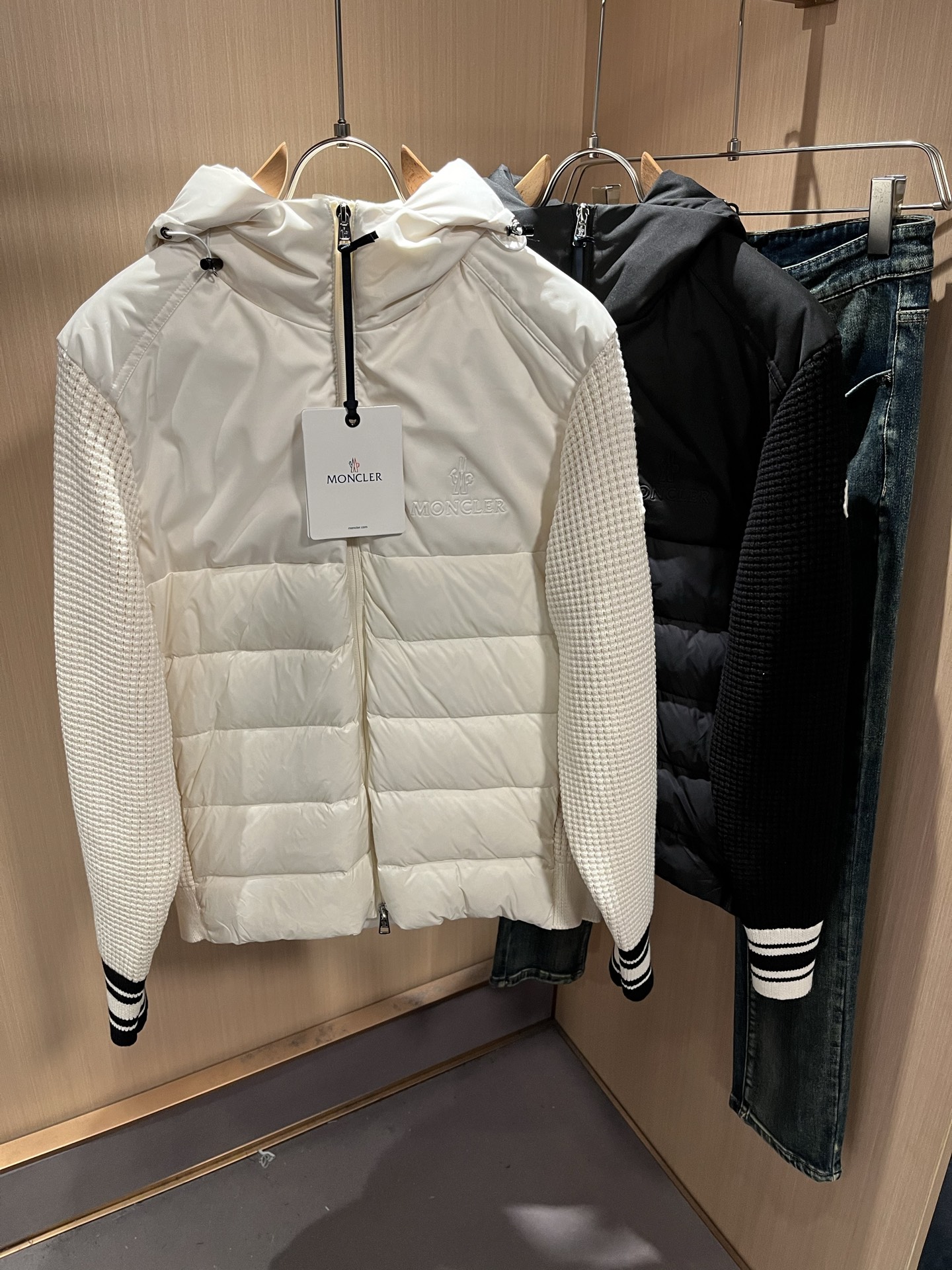Monc*ler蒙*口 2025秋冬经典羽绒针织拼接夹克外套，都市时尚休闲款！面料超软面料帅酷爆款夹克外