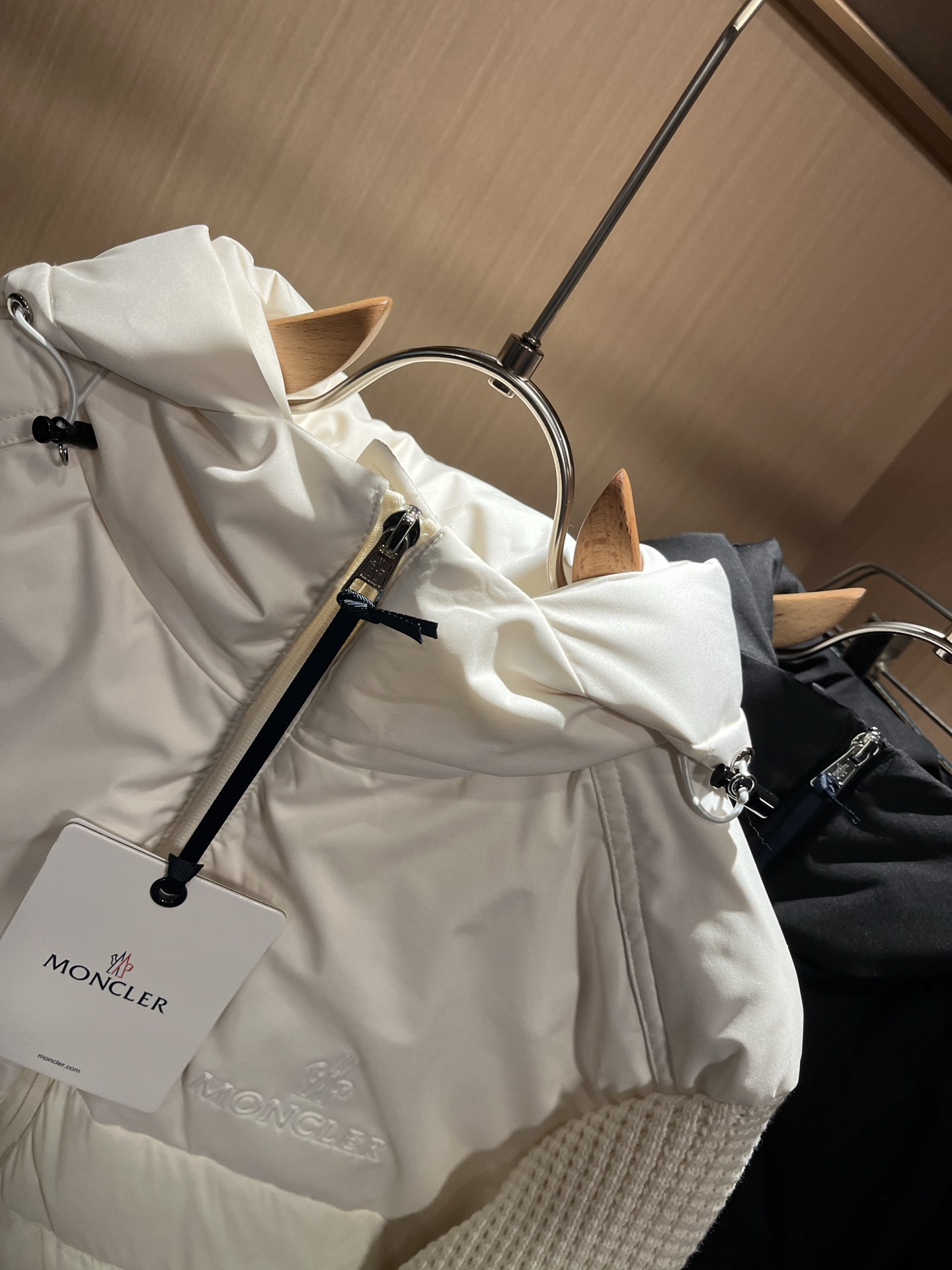 Monc*ler蒙*口 2025秋冬经典羽绒针织拼接夹克外套，都市时尚休闲款！面料超软面料帅酷爆款夹克外