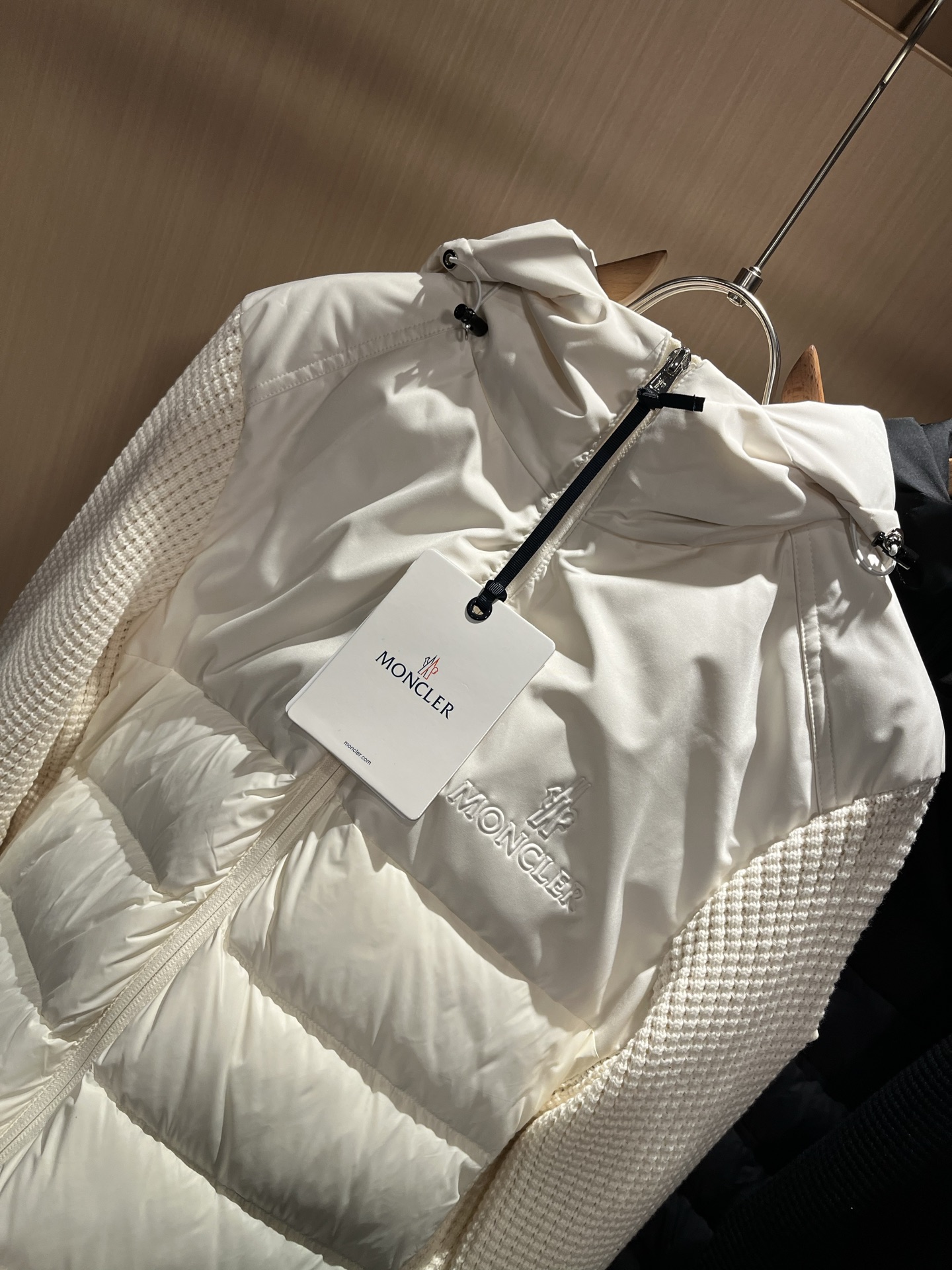 Monc*ler蒙*口 2025秋冬经典羽绒针织拼接夹克外套，都市时尚休闲款！面料超软面料帅酷爆款夹克外