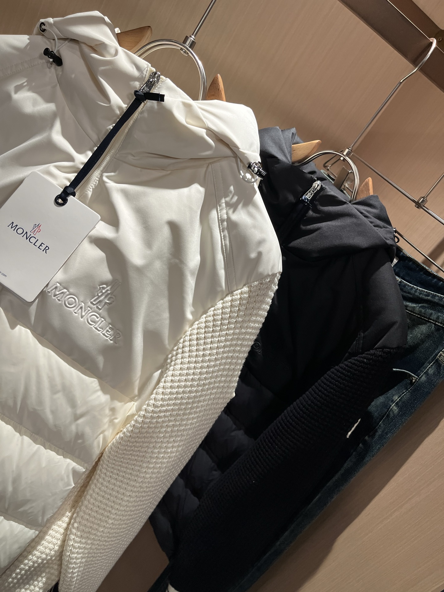 Monc*ler蒙*口 2025秋冬经典羽绒针织拼接夹克外套，都市时尚休闲款！面料超软面料帅酷爆款夹克外