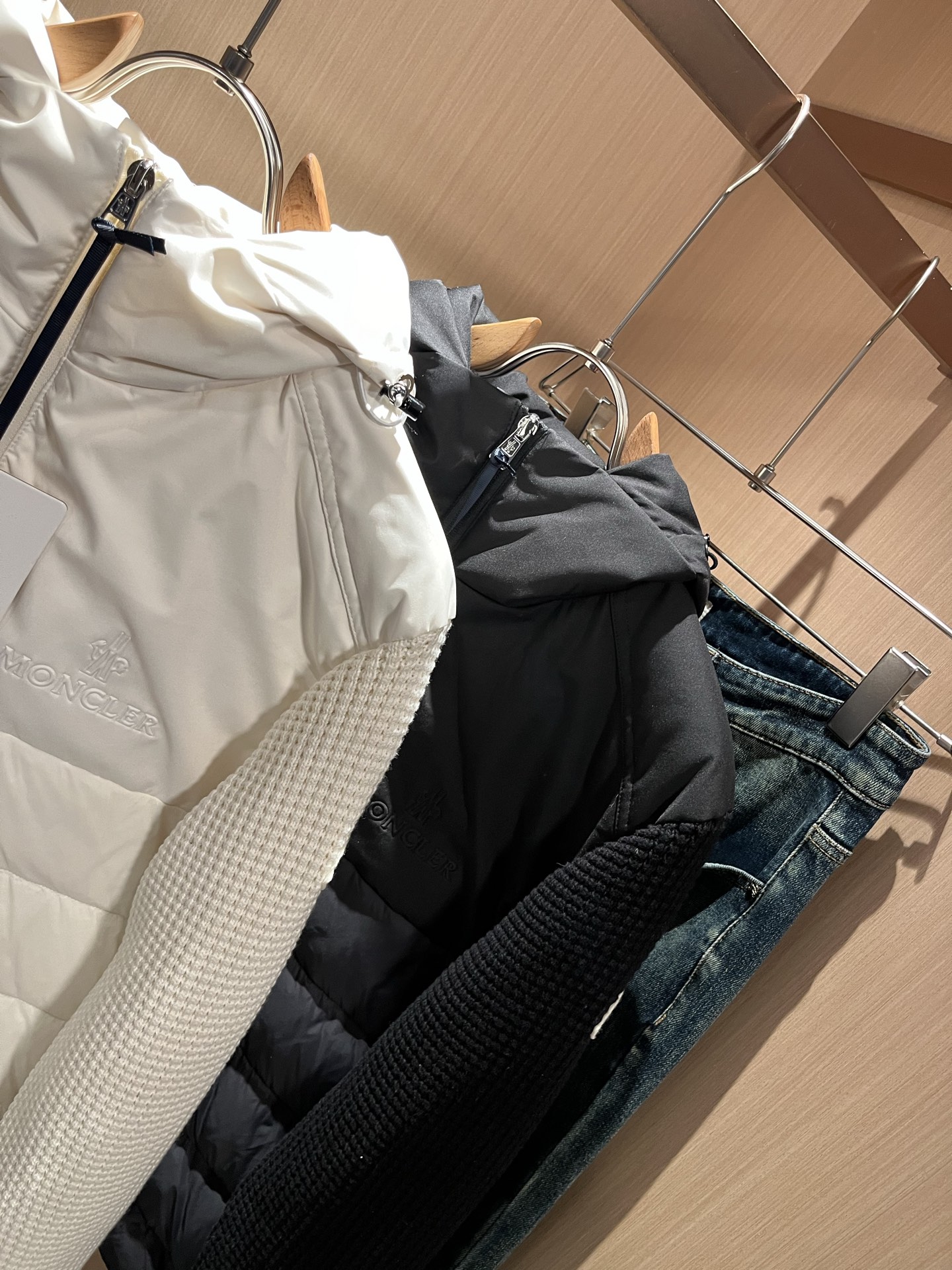 Monc*ler蒙*口 2025秋冬经典羽绒针织拼接夹克外套，都市时尚休闲款！面料超软面料帅酷爆款夹克外