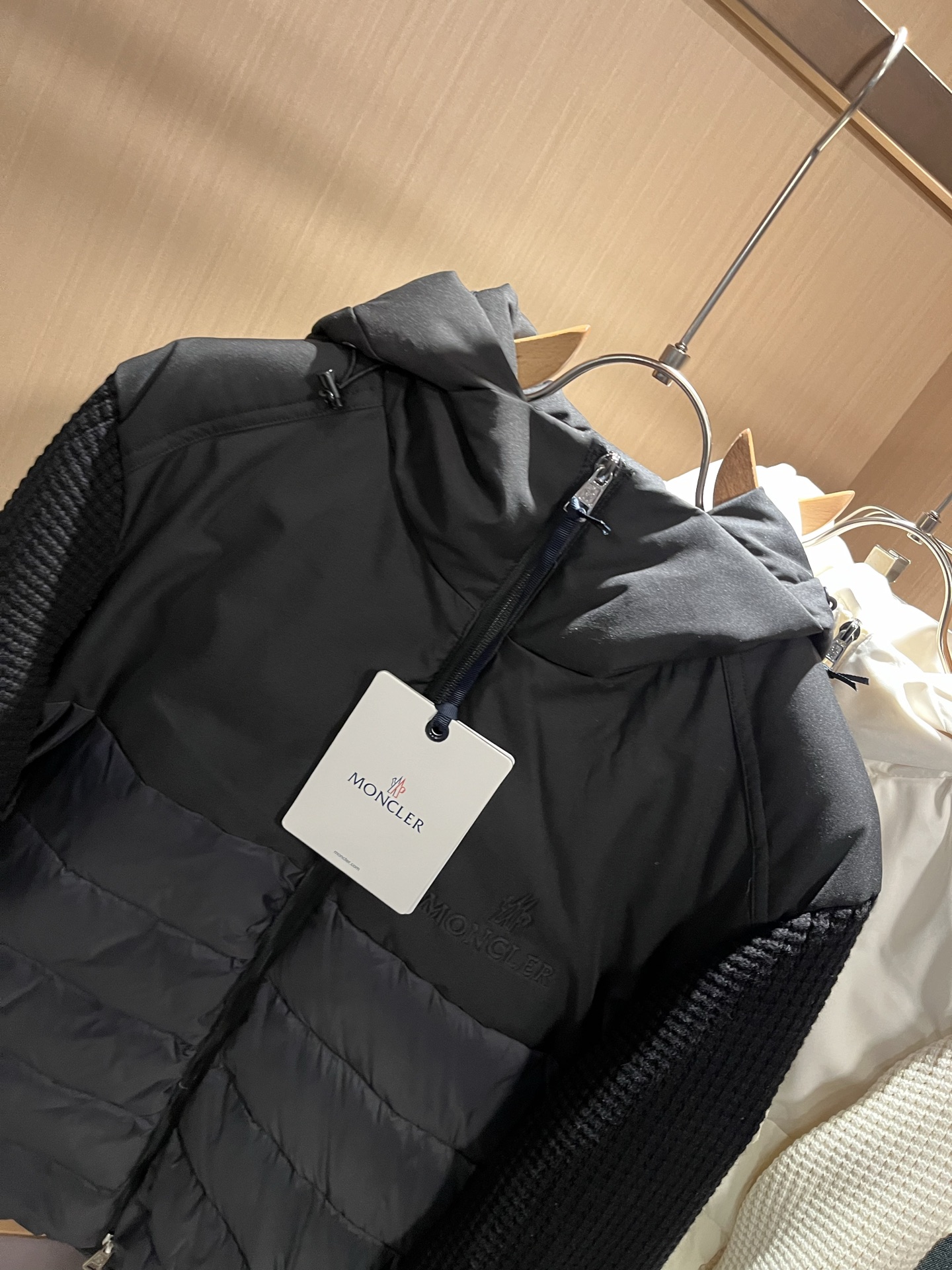 Monc*ler蒙*口 2025秋冬经典羽绒针织拼接夹克外套，都市时尚休闲款！面料超软面料帅酷爆款夹克外