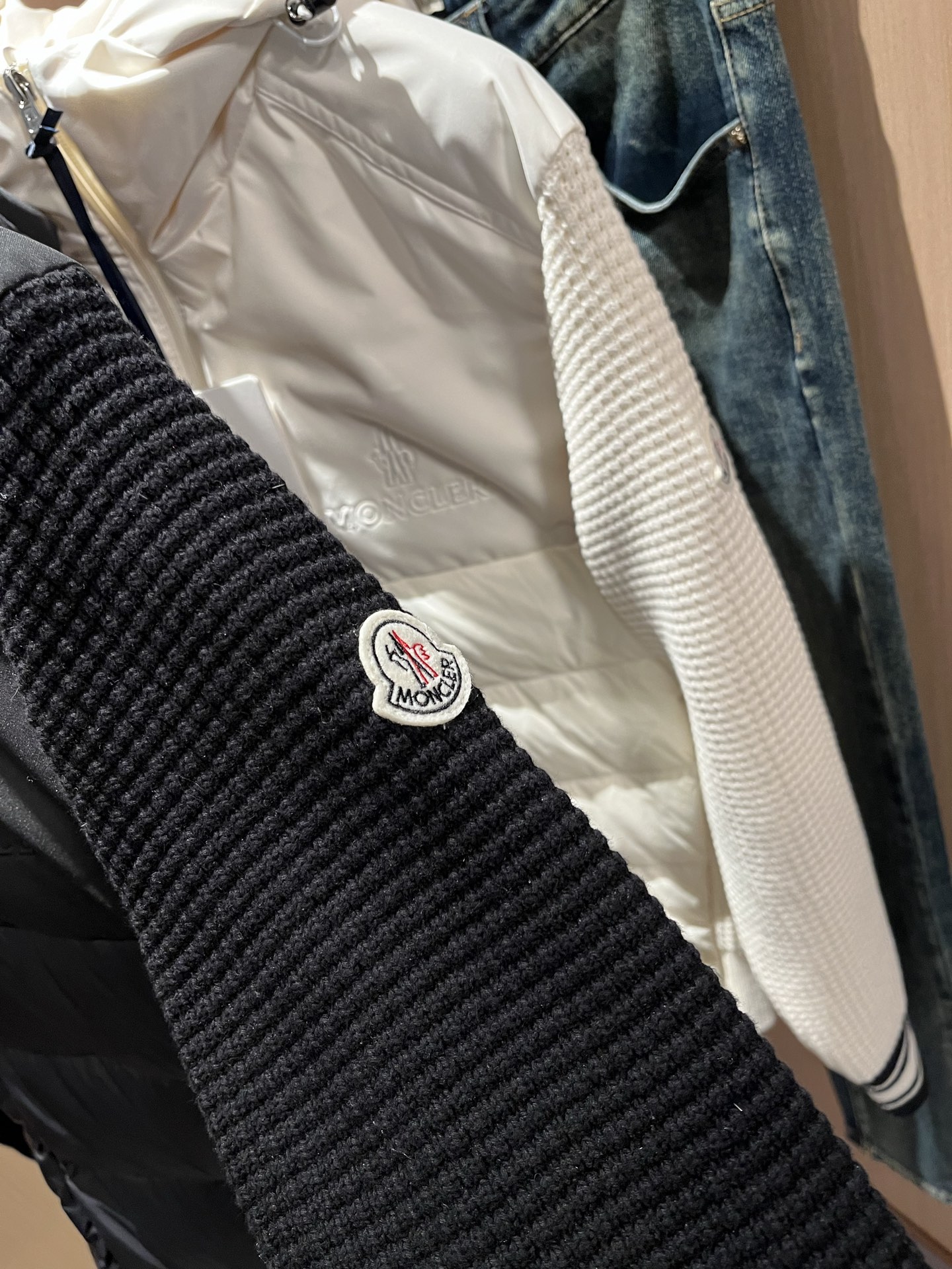 Monc*ler蒙*口 2025秋冬经典羽绒针织拼接夹克外套，都市时尚休闲款！面料超软面料帅酷爆款夹克外