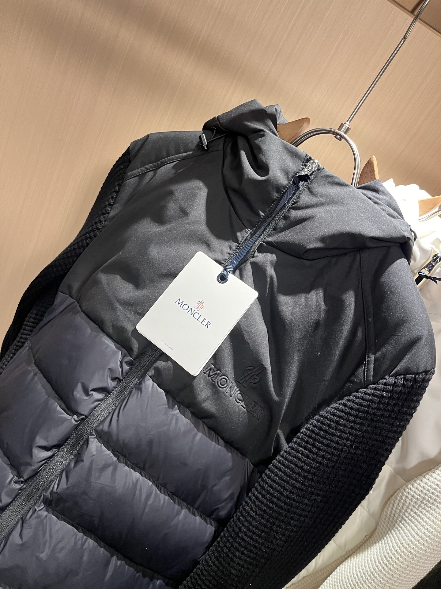 Monc*ler蒙*口 2025秋冬经典羽绒针织拼接夹克外套，都市时尚休闲款！面料超软面料帅酷爆款夹克外