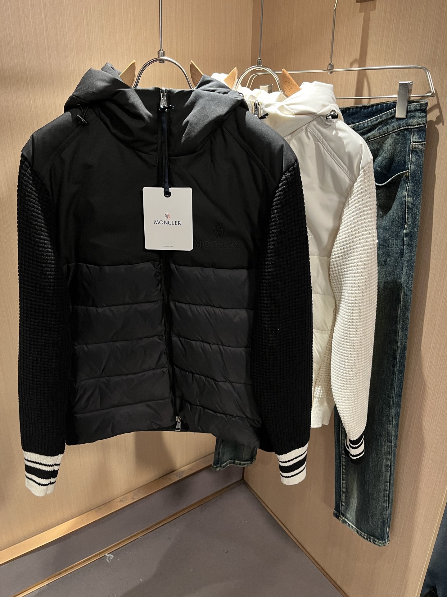 Monc*ler蒙*口 2025秋冬经典羽绒针织拼接夹克外套，都市时尚休闲款！面料超软面料帅酷爆款夹克外