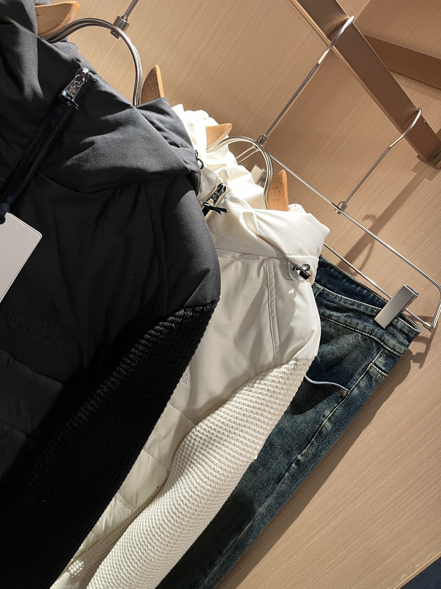 Monc*ler蒙*口 2025秋冬经典羽绒针织拼接夹克外套，都市时尚休闲款！面料超软面料帅酷爆款夹克外