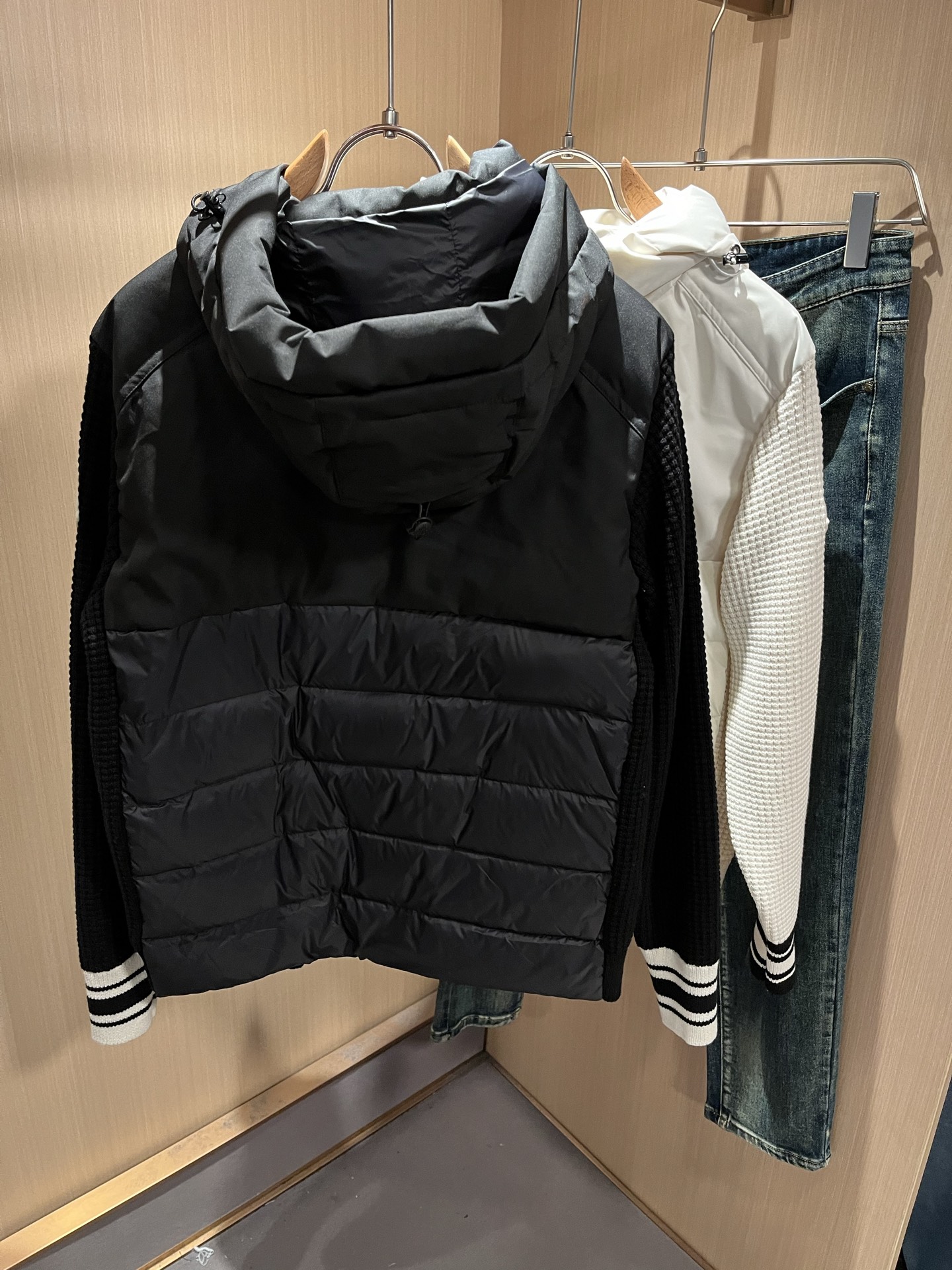 Monc*ler蒙*口 2025秋冬经典羽绒针织拼接夹克外套，都市时尚休闲款！面料超软面料帅酷爆款夹克外