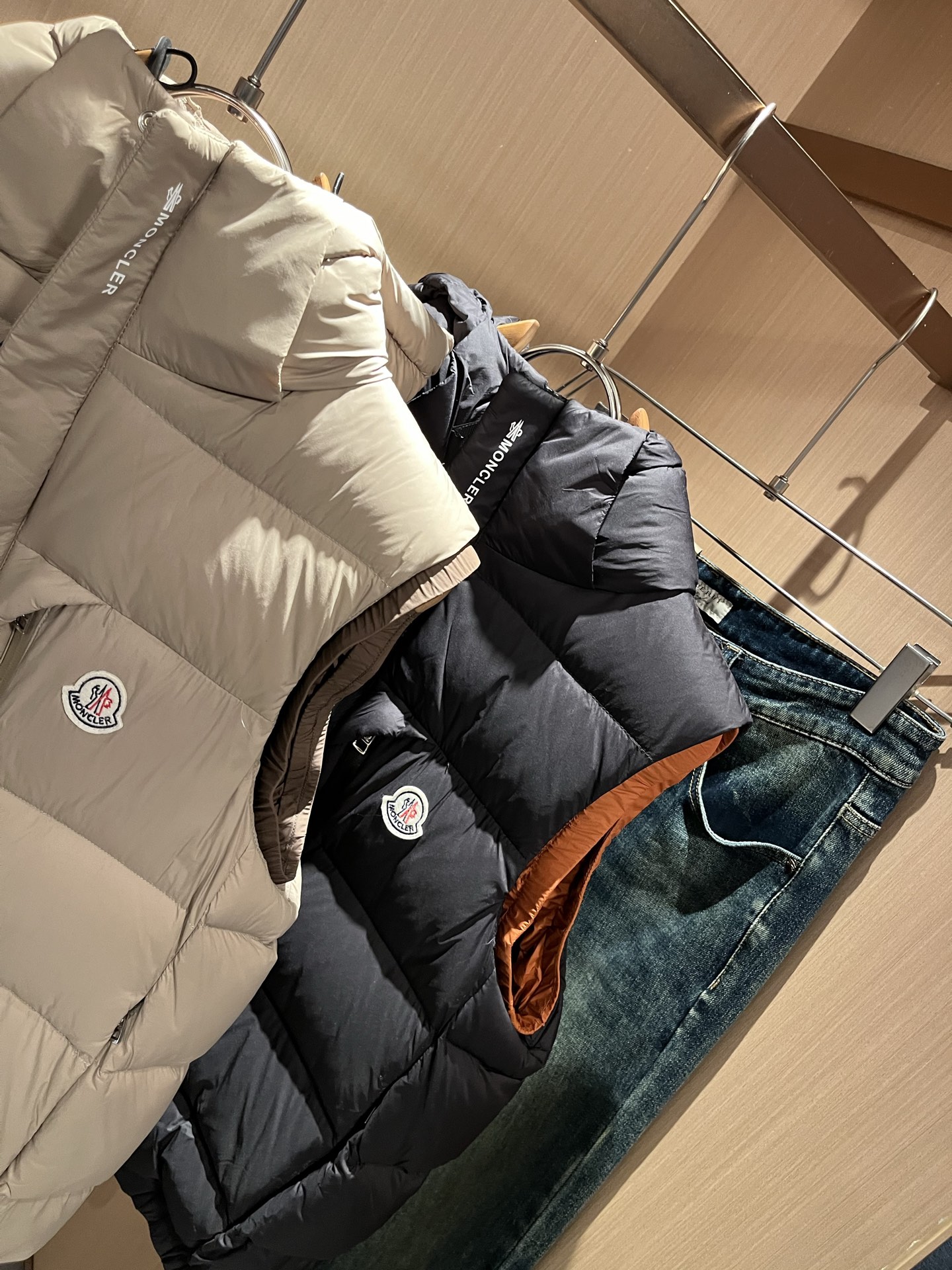 Mon*ler蒙口 2025秋冬新款男女同款👫羽绒马甲 ！年度的压轴款登场...匠心技艺于一身的经典款.