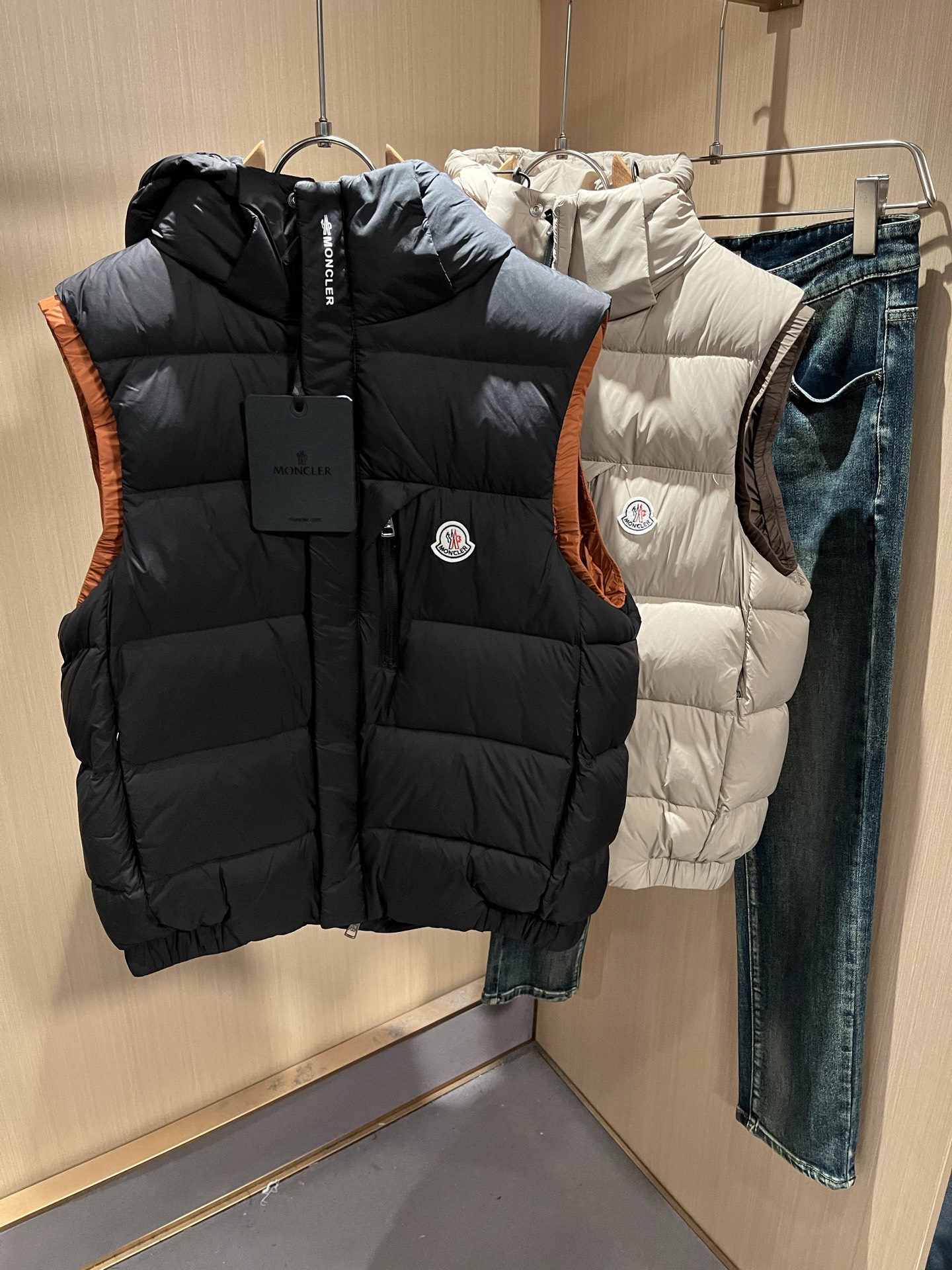 Mon*ler蒙口 2025秋冬新款男女同款👫羽绒马甲 ！年度的压轴款登场...匠心技艺于一身的经典款.