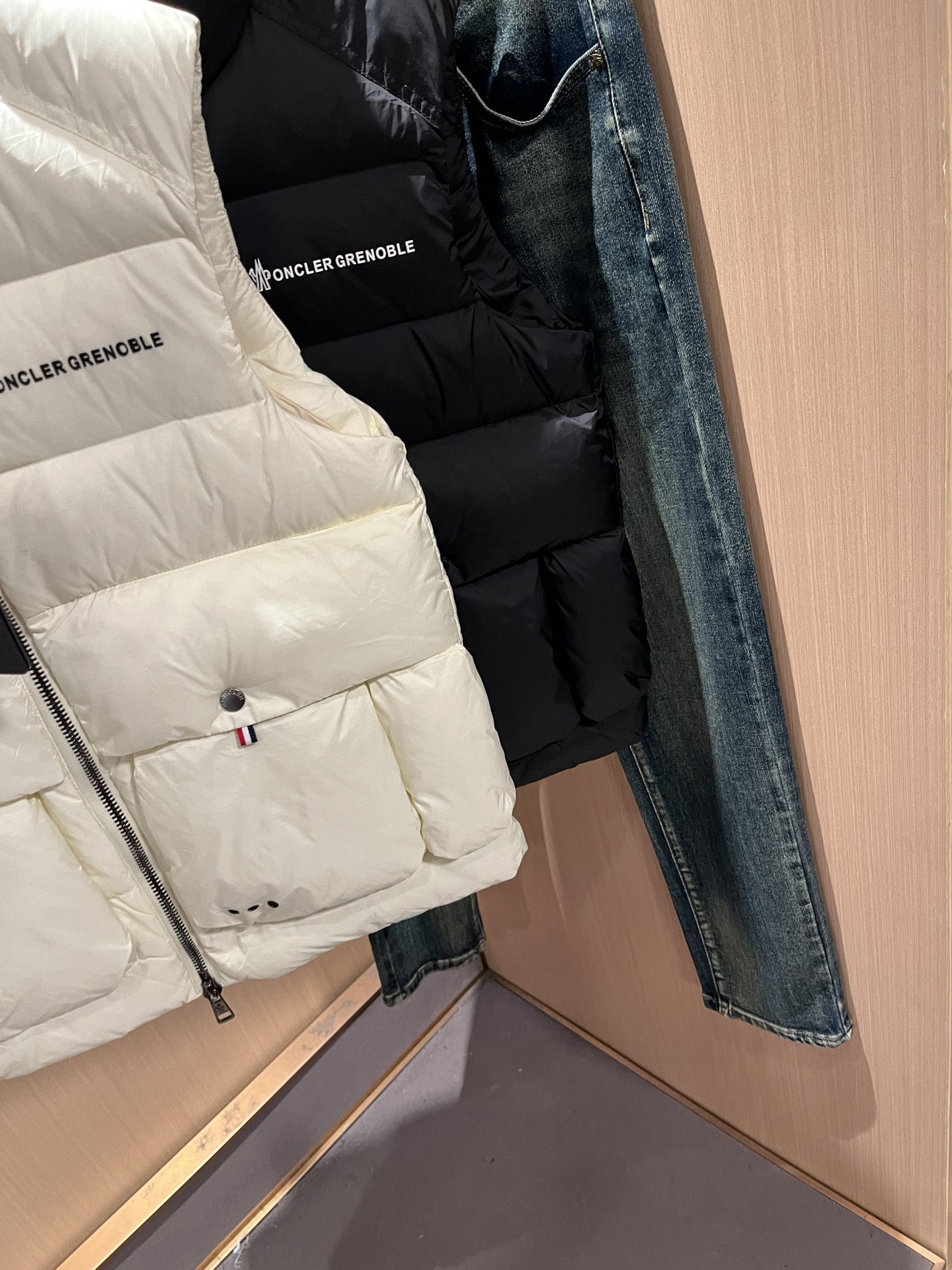 Mon*ler蒙口 2025秋冬新款男女同款👫羽绒马甲 ！年度的压轴款登场...匠心技艺于一身的经典款.