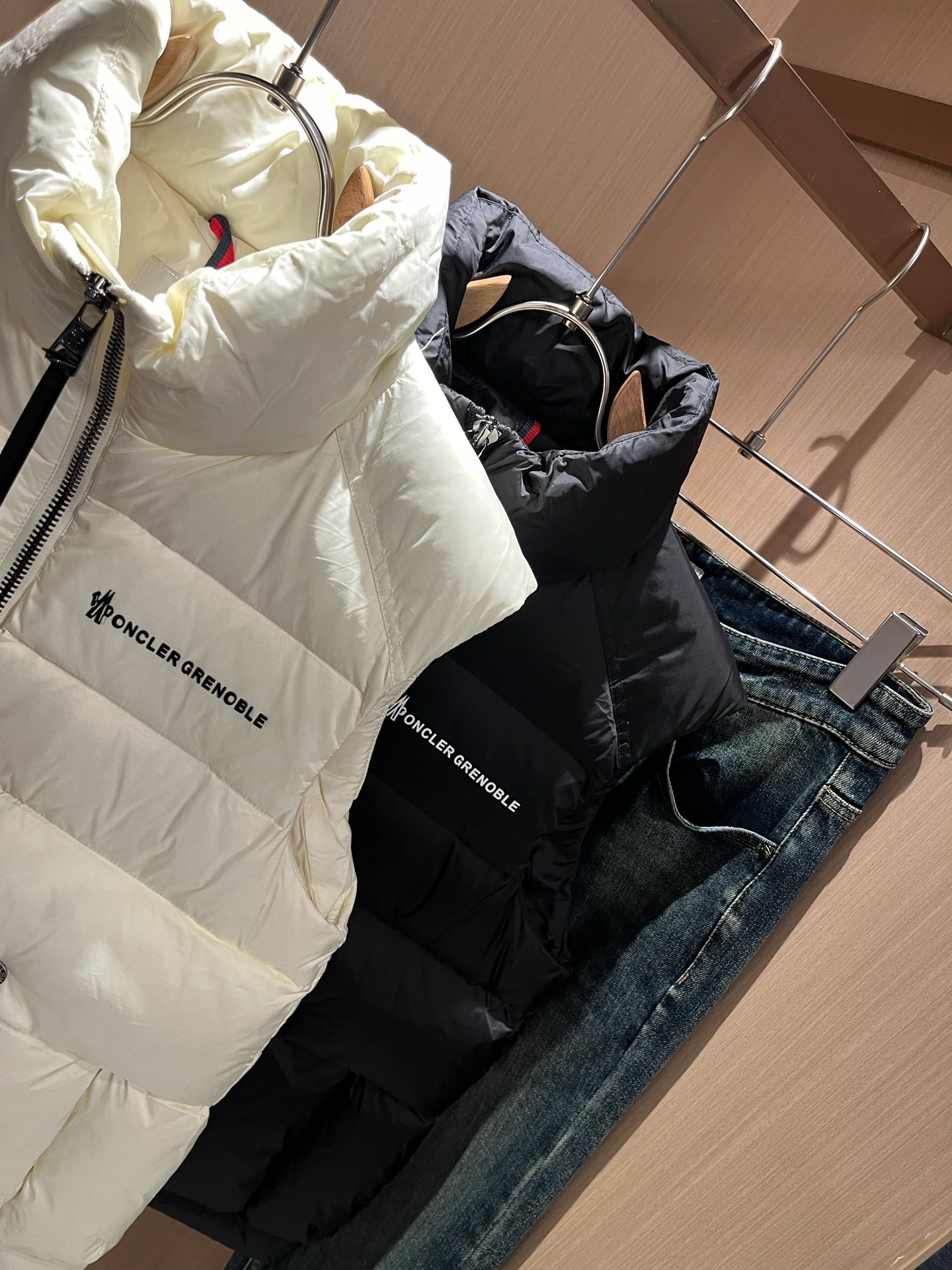 Mon*ler蒙口 2025秋冬新款男女同款👫羽绒马甲 ！年度的压轴款登场...匠心技艺于一身的经典款.