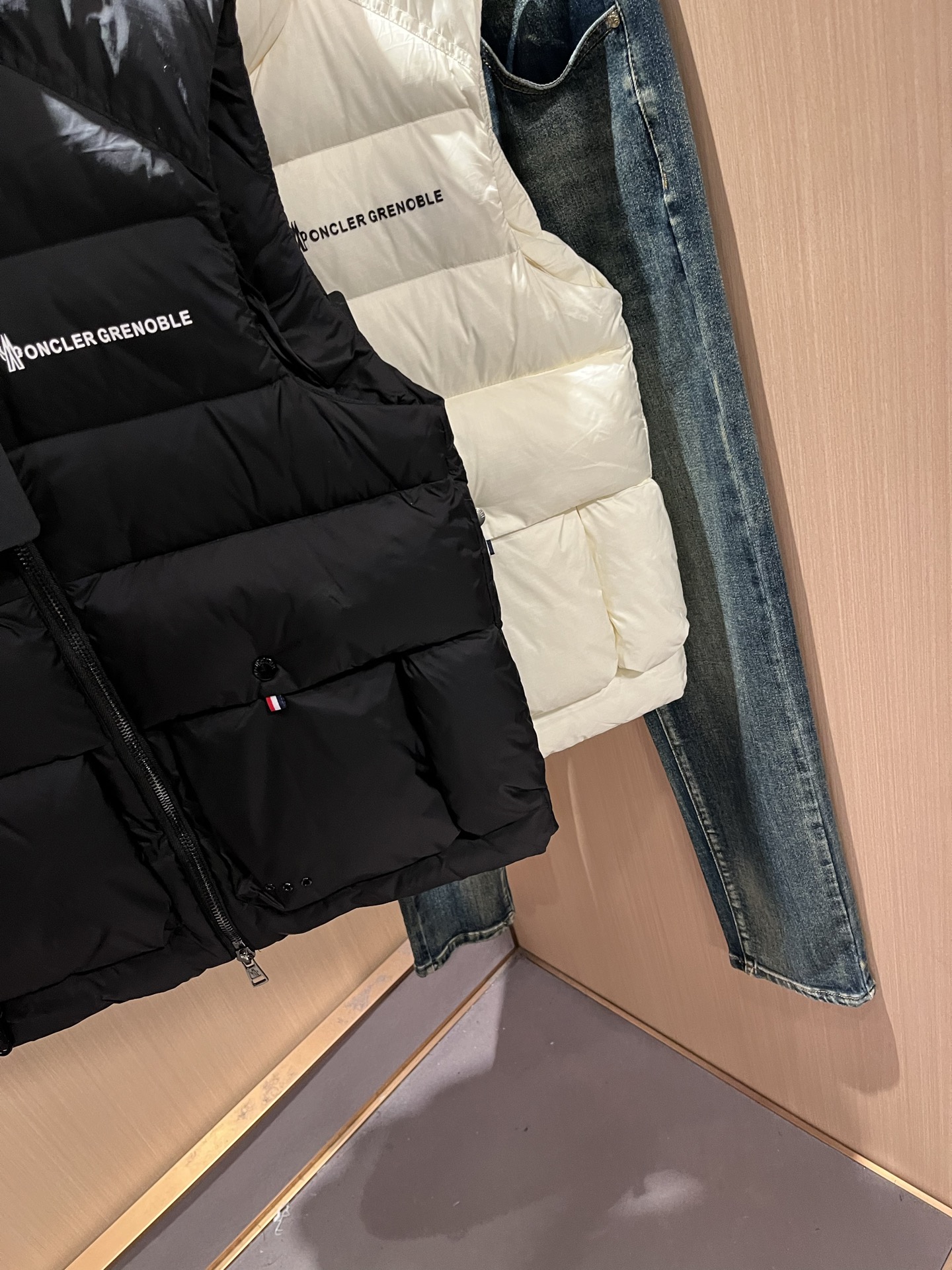 Mon*ler蒙口 2025秋冬新款男女同款👫羽绒马甲 ！年度的压轴款登场...匠心技艺于一身的经典款.