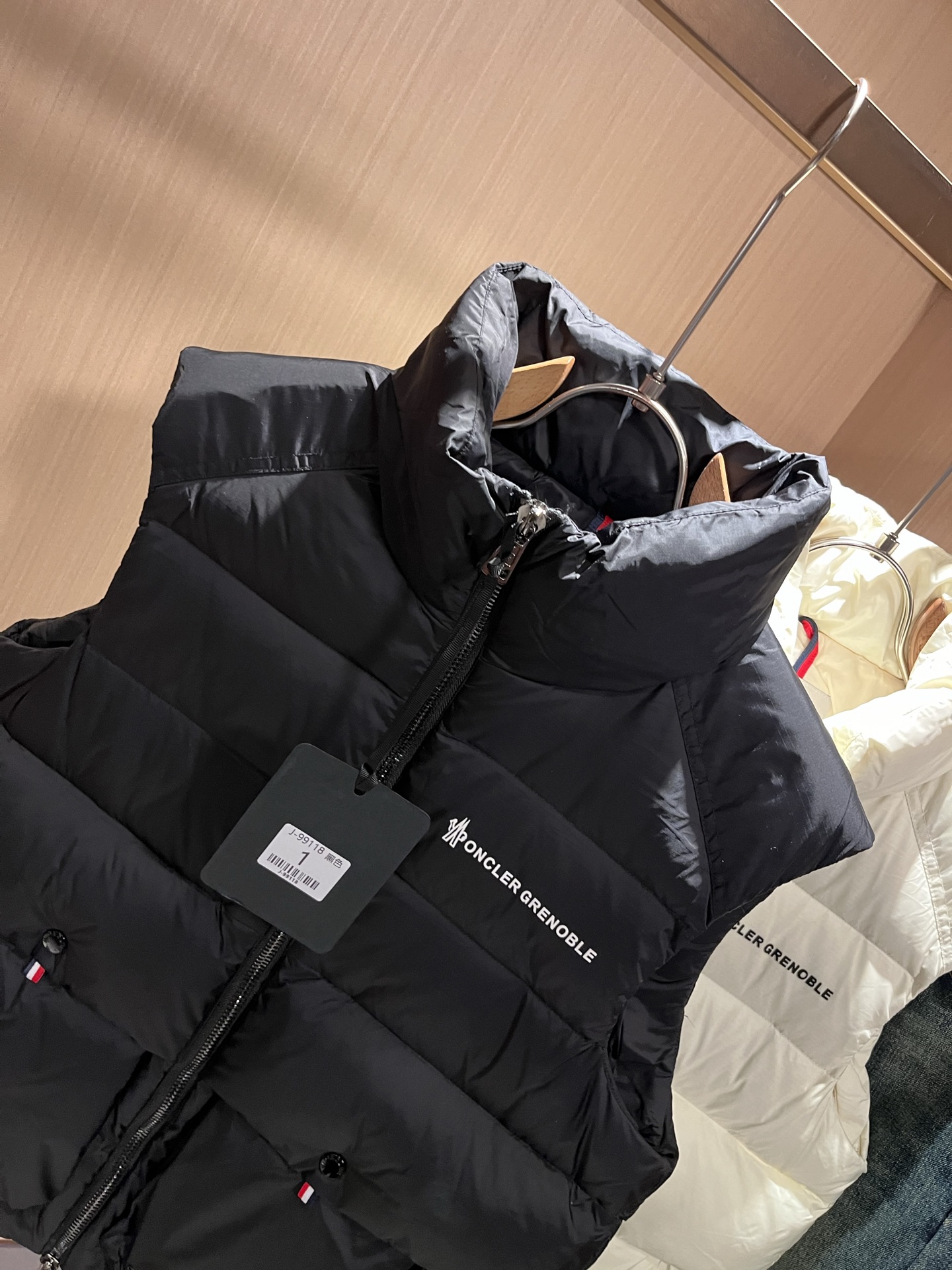 Mon*ler蒙口 2025秋冬新款男女同款👫羽绒马甲 ！年度的压轴款登场...匠心技艺于一身的经典款.