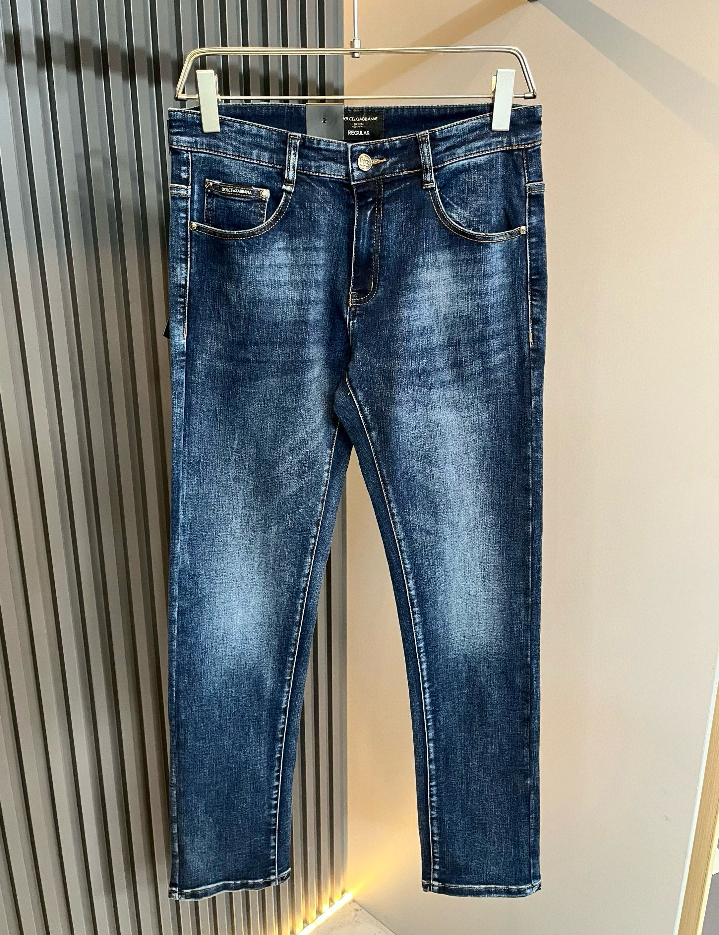 Dolce & 杜嘉*纳 2025秋冬新品牛仔裤，水洗处理自然不易变形脱色、立体剪裁完美塑形面料质舒适柔