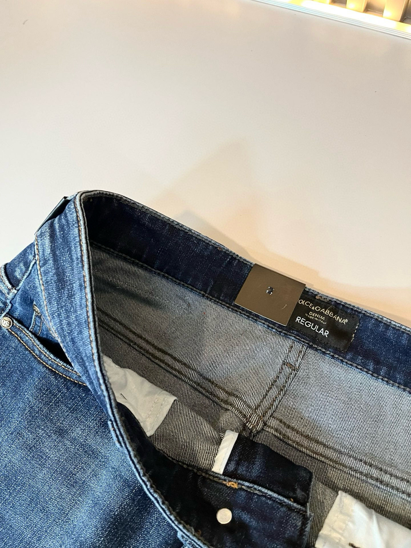 Dolce & 杜嘉*纳 2025秋冬新品牛仔裤，水洗处理自然不易变形脱色、立体剪裁完美塑形面料质舒适柔