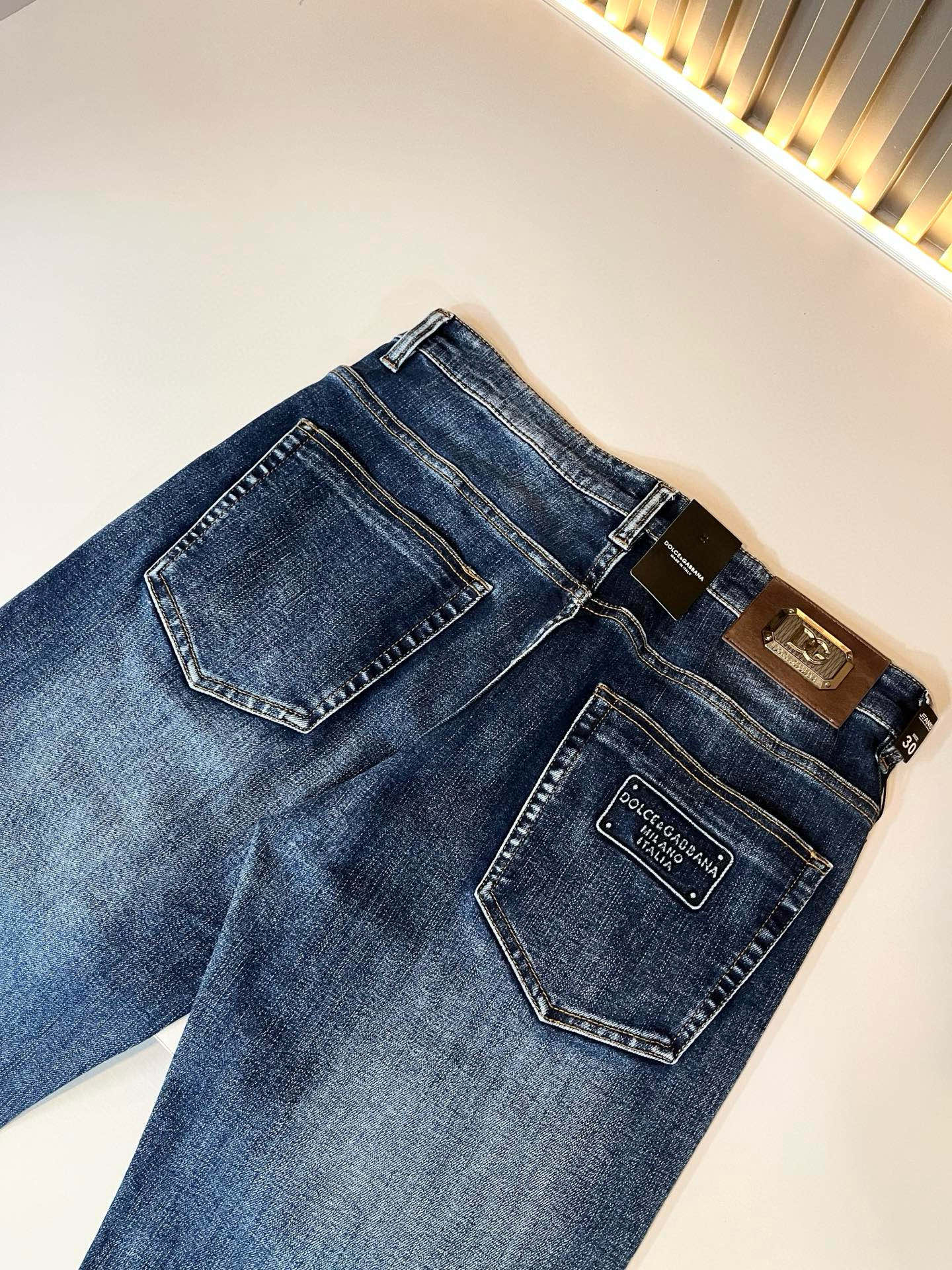 Dolce & 杜嘉*纳 2025秋冬新品牛仔裤，水洗处理自然不易变形脱色、立体剪裁完美塑形面料质舒适柔