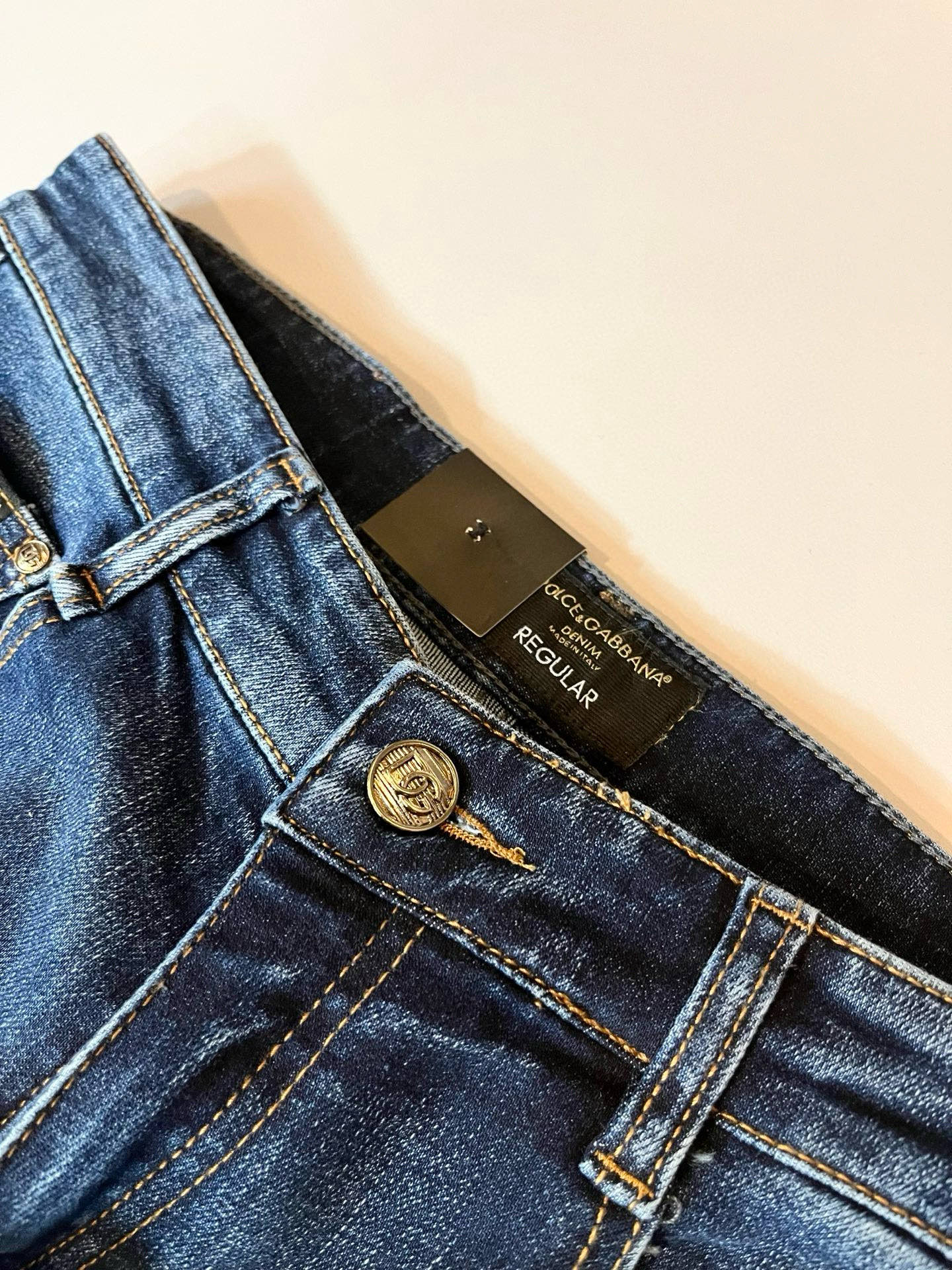 Dolce & 杜嘉*纳 2025秋冬新品牛仔裤，水洗处理自然不易变形脱色、立体剪裁完美塑形面料质舒适柔