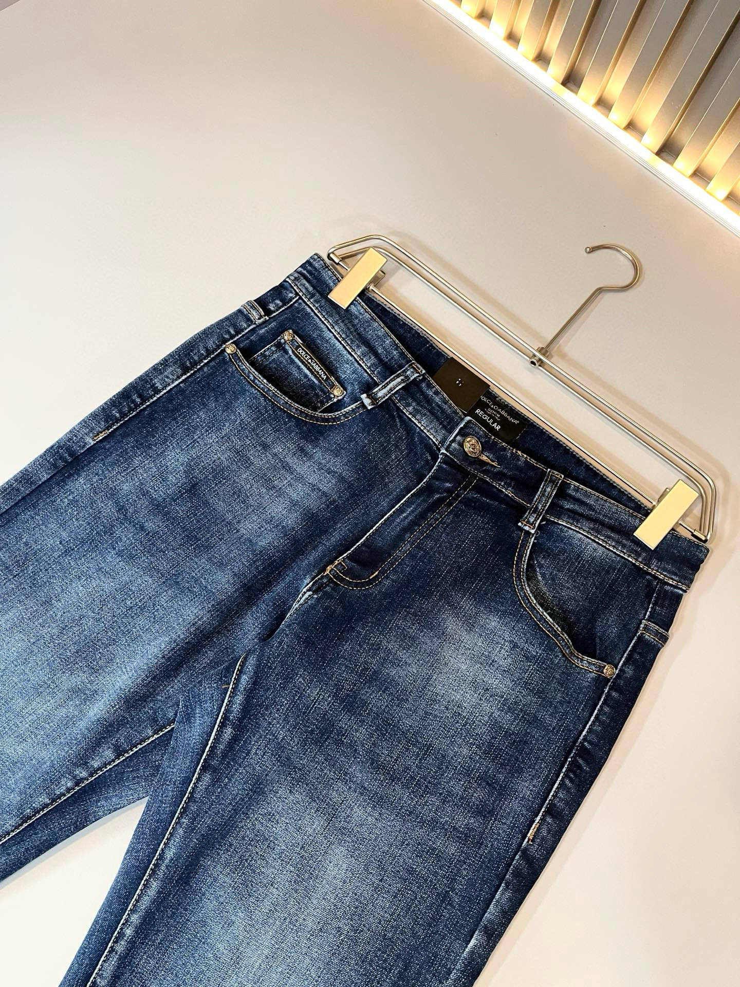 Dolce & 杜嘉*纳 2025秋冬新品牛仔裤，水洗处理自然不易变形脱色、立体剪裁完美塑形面料质舒适柔