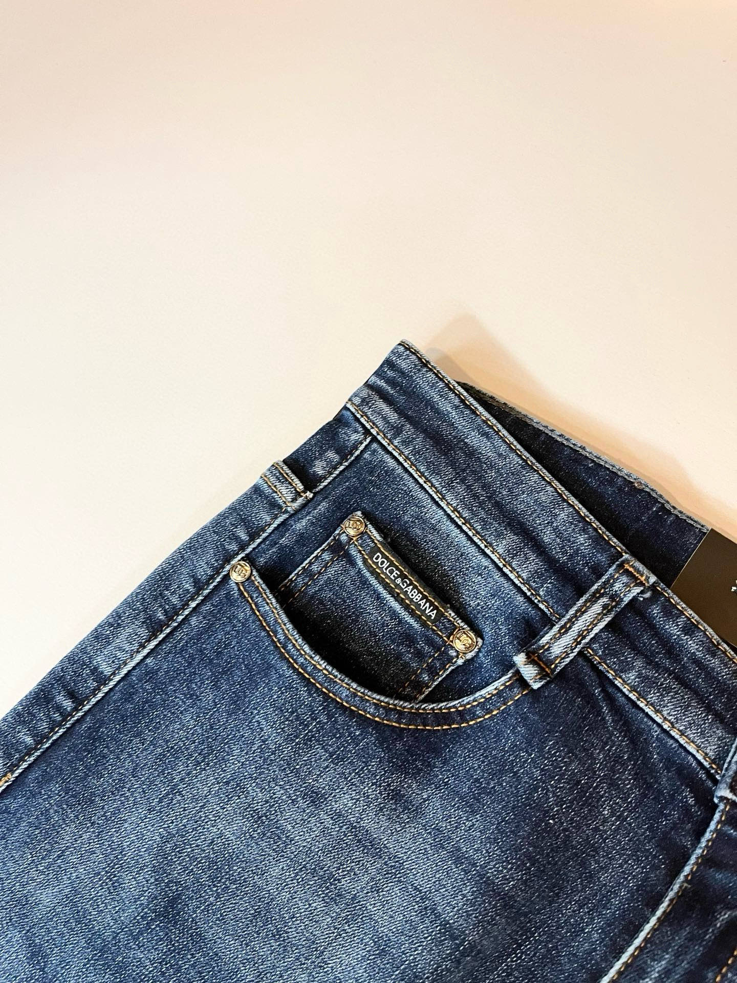 Dolce & 杜嘉*纳 2025秋冬新品牛仔裤，水洗处理自然不易变形脱色、立体剪裁完美塑形面料质舒适柔