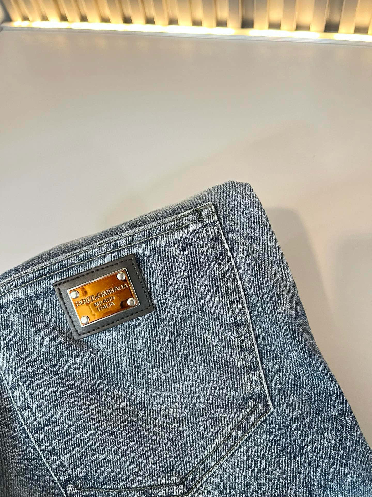 Dolce & 杜嘉*纳 2025秋冬新品牛仔裤，水洗处理自然不易变形脱色、立体剪裁完美塑形面料质舒适柔