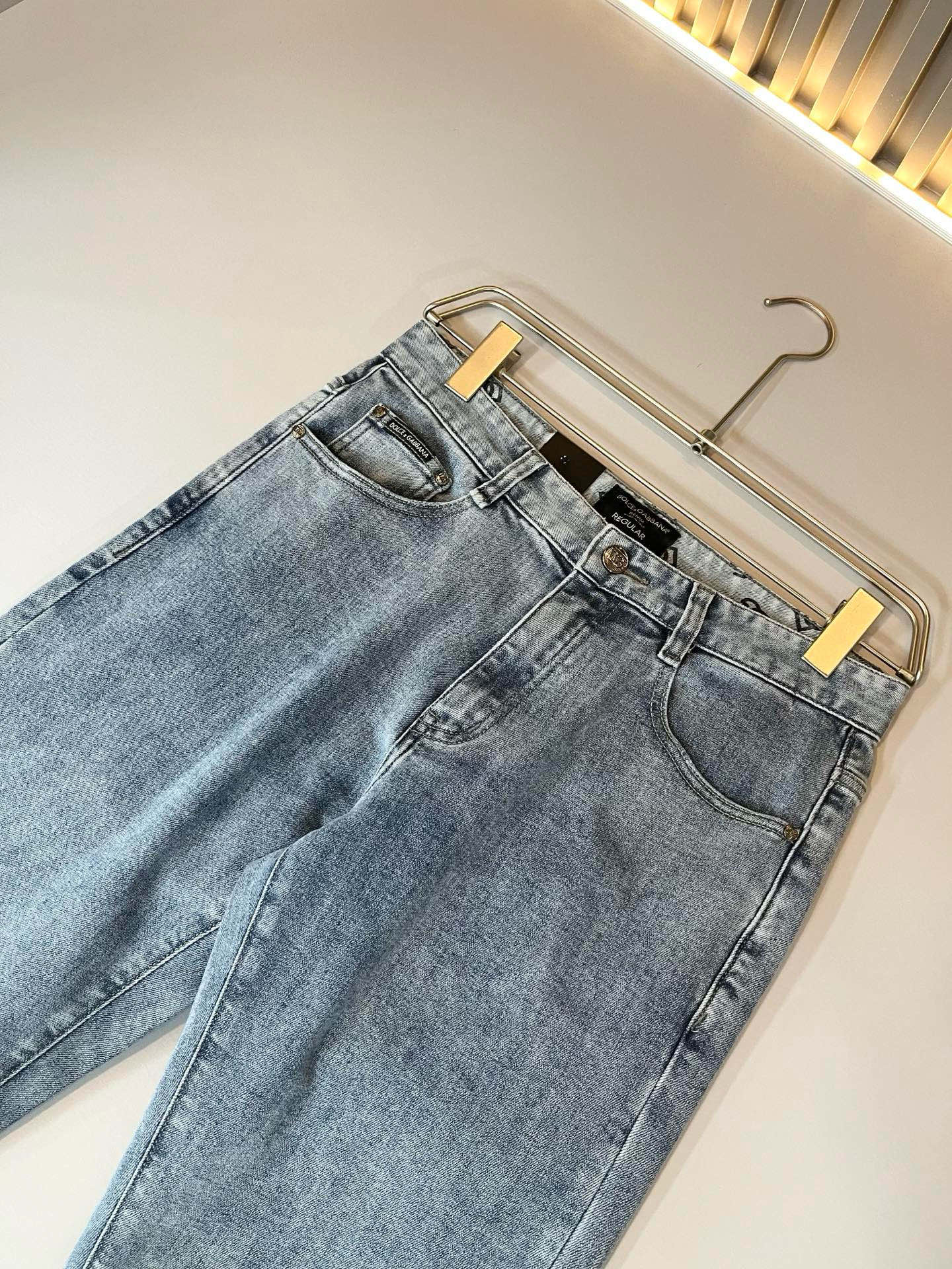 Dolce & 杜嘉*纳 2025秋冬新品牛仔裤，水洗处理自然不易变形脱色、立体剪裁完美塑形面料质舒适柔