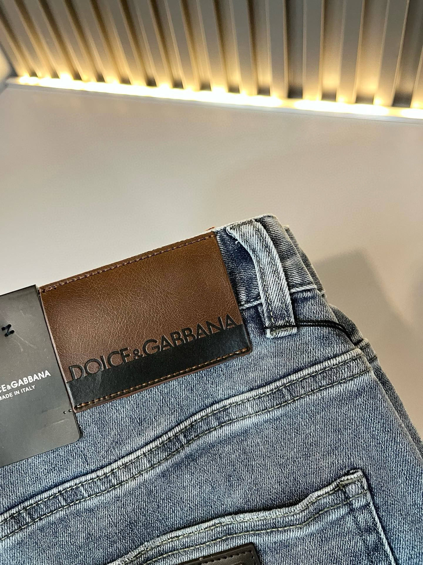 Dolce & 杜嘉*纳 2025秋冬新品牛仔裤，水洗处理自然不易变形脱色、立体剪裁完美塑形面料质舒适柔