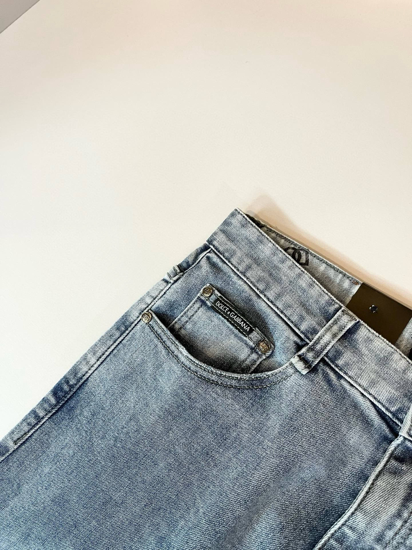Dolce & 杜嘉*纳 2025秋冬新品牛仔裤，水洗处理自然不易变形脱色、立体剪裁完美塑形面料质舒适柔