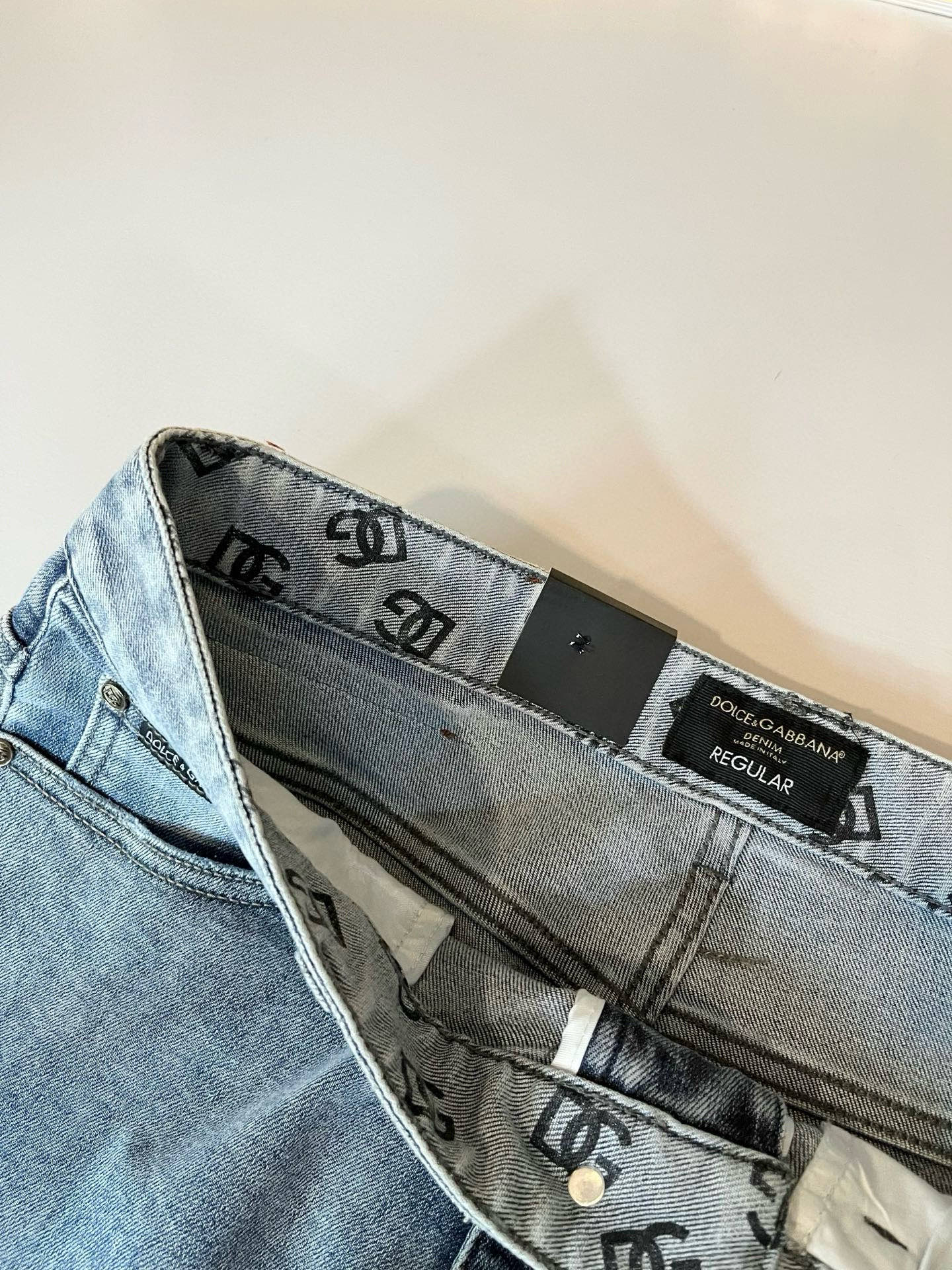 Dolce & 杜嘉*纳 2025秋冬新品牛仔裤，水洗处理自然不易变形脱色、立体剪裁完美塑形面料质舒适柔